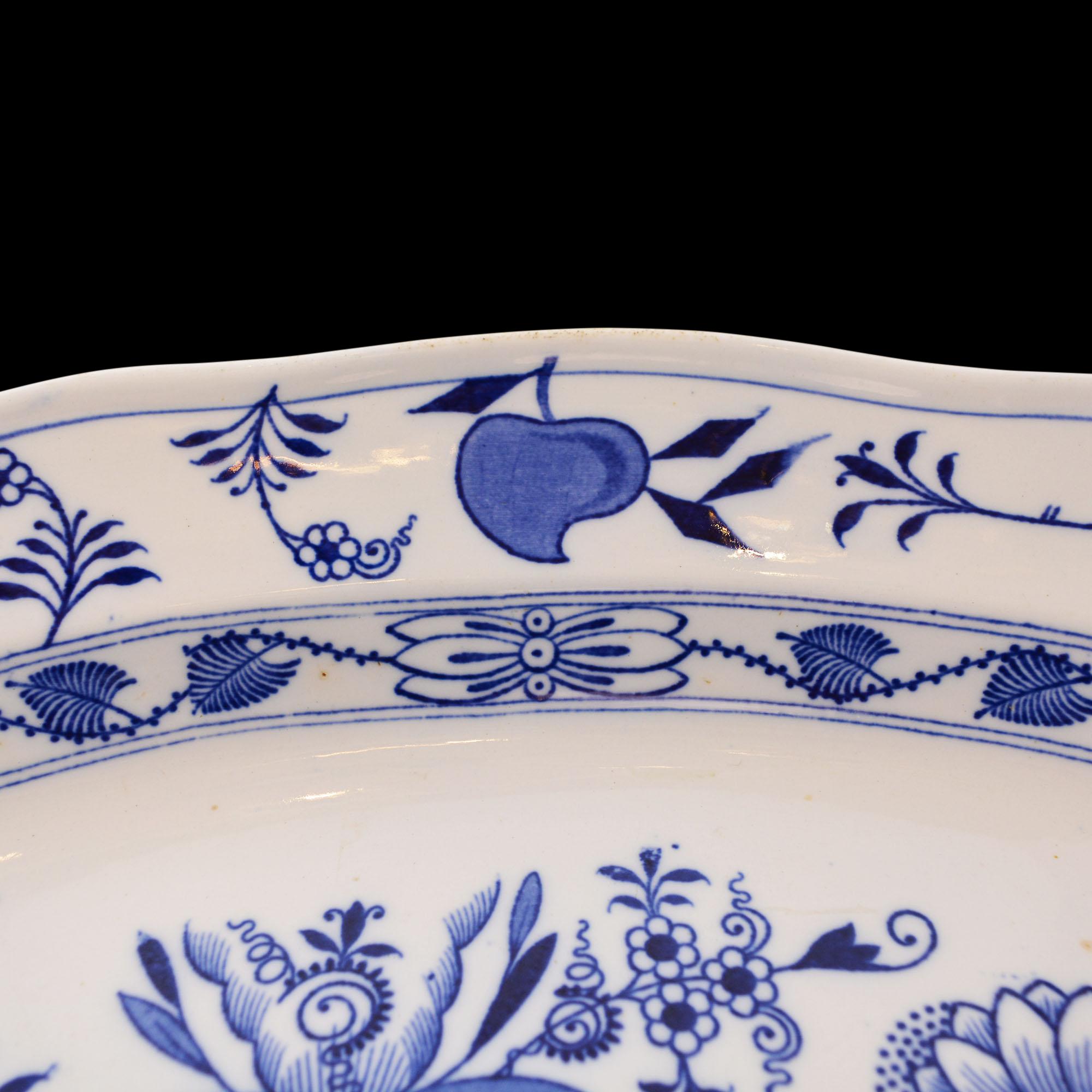 English Late 19th Century Blue and White Porcelain Large Blue Onion Platter For Sale