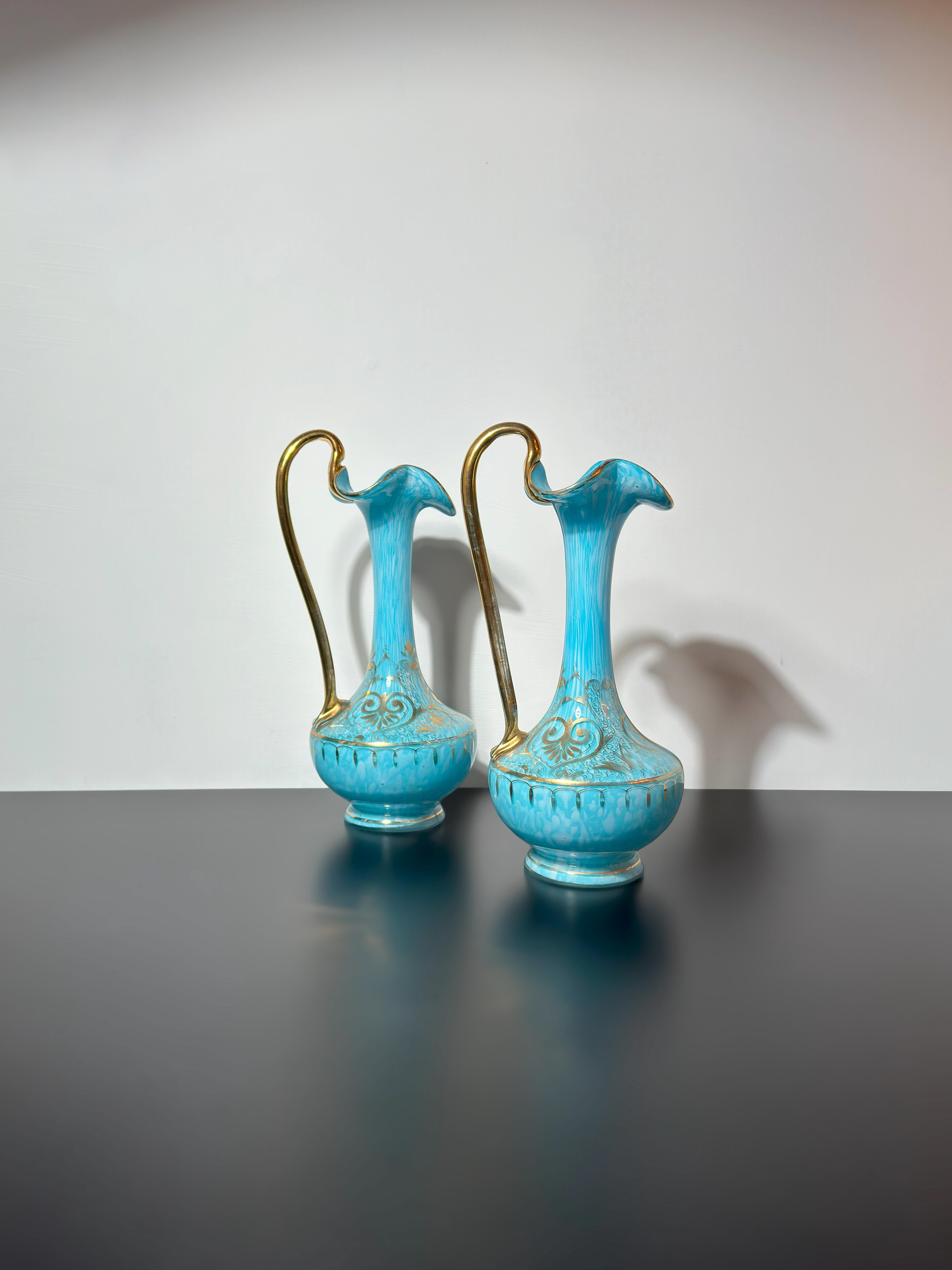 Doré Paire d'aiguières en verre bleu opalin et doré de Bohème de la fin du 19e siècle en vente