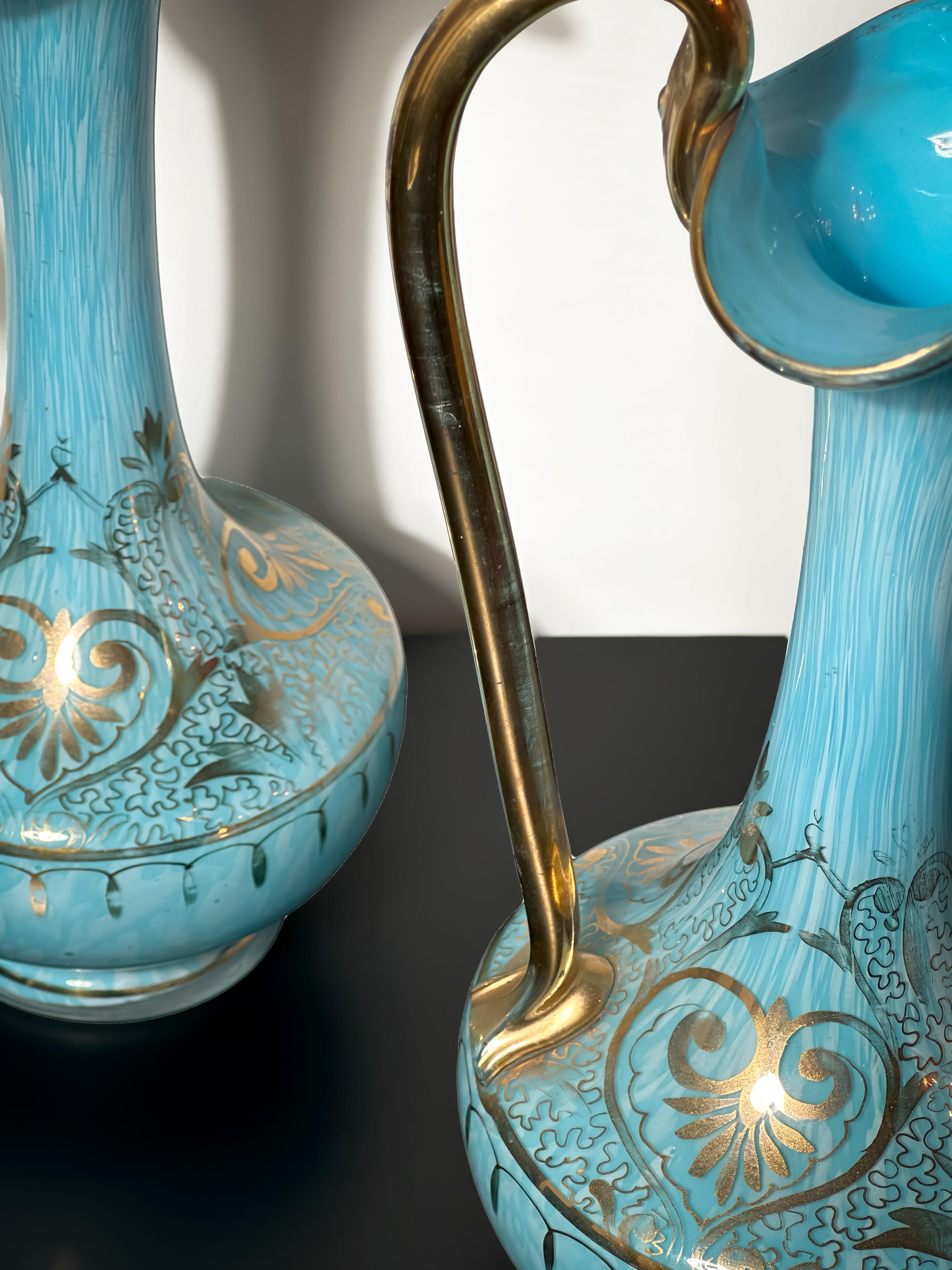 Paire d'aiguières en verre bleu opalin et doré de Bohème de la fin du 19e siècle Bon état - En vente à Glasgow, GB