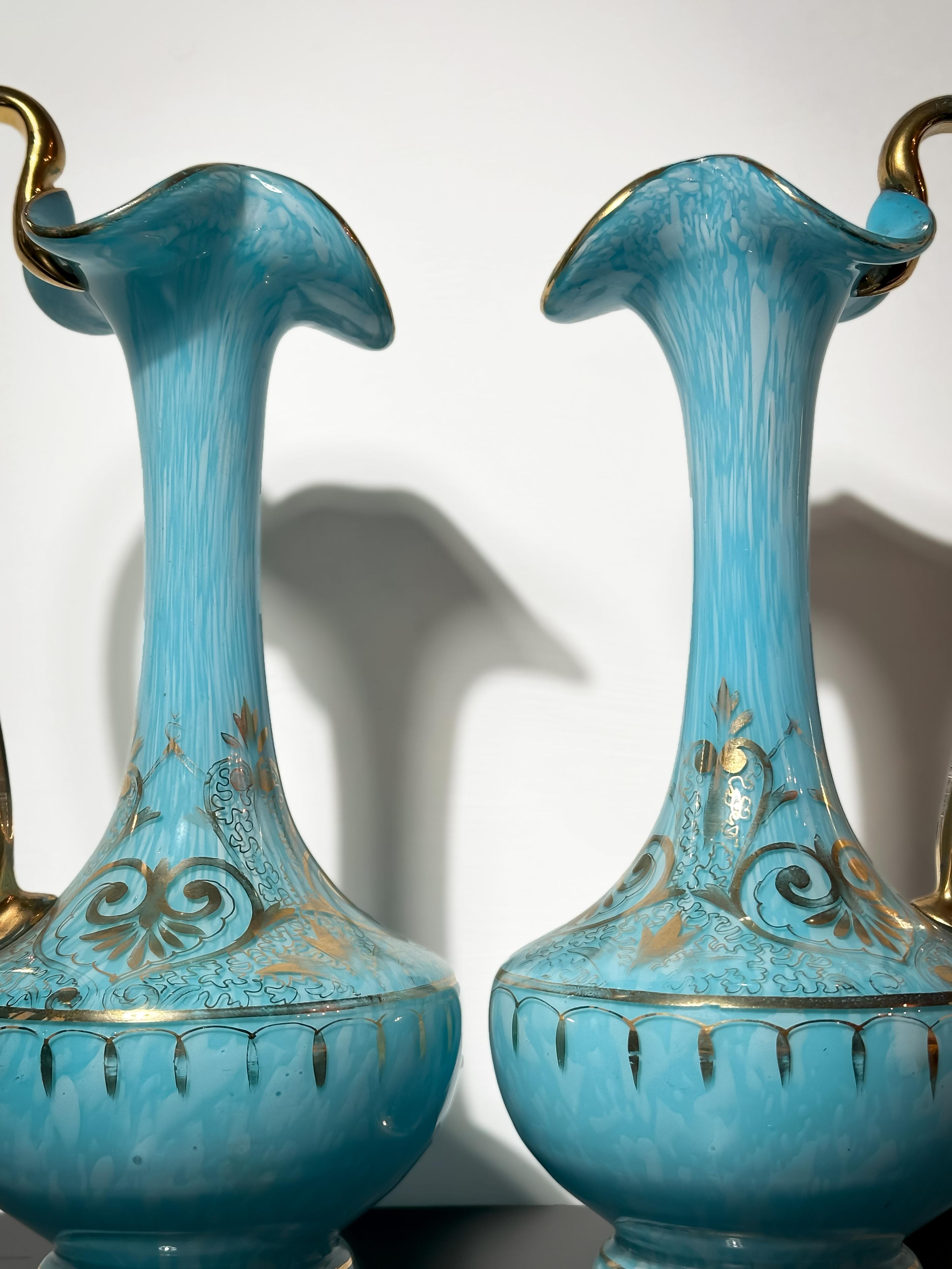 XIXe siècle Paire d'aiguières en verre bleu opalin et doré de Bohème de la fin du 19e siècle en vente