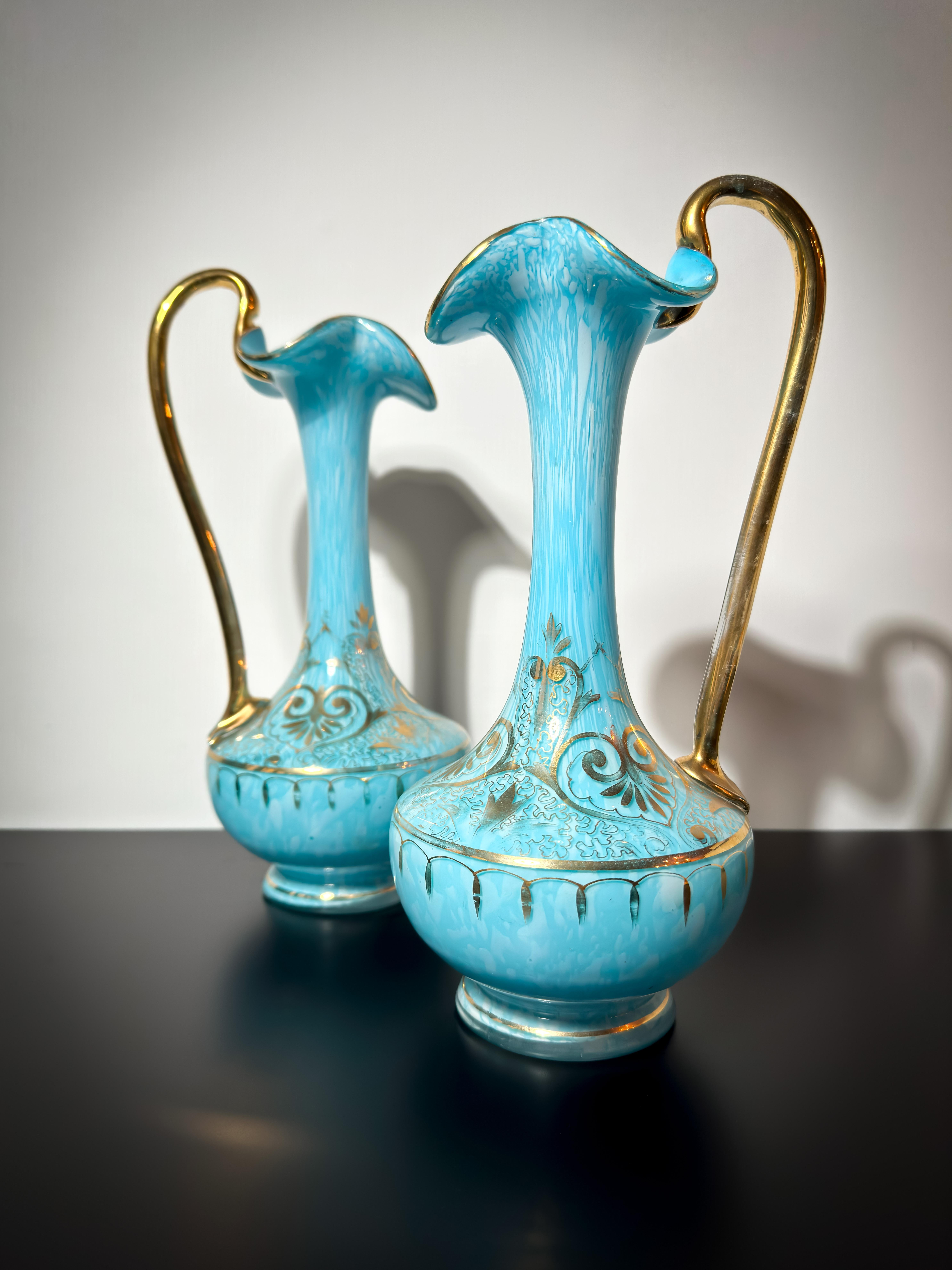 Or Paire d'aiguières en verre bleu opalin et doré de Bohème de la fin du 19e siècle en vente