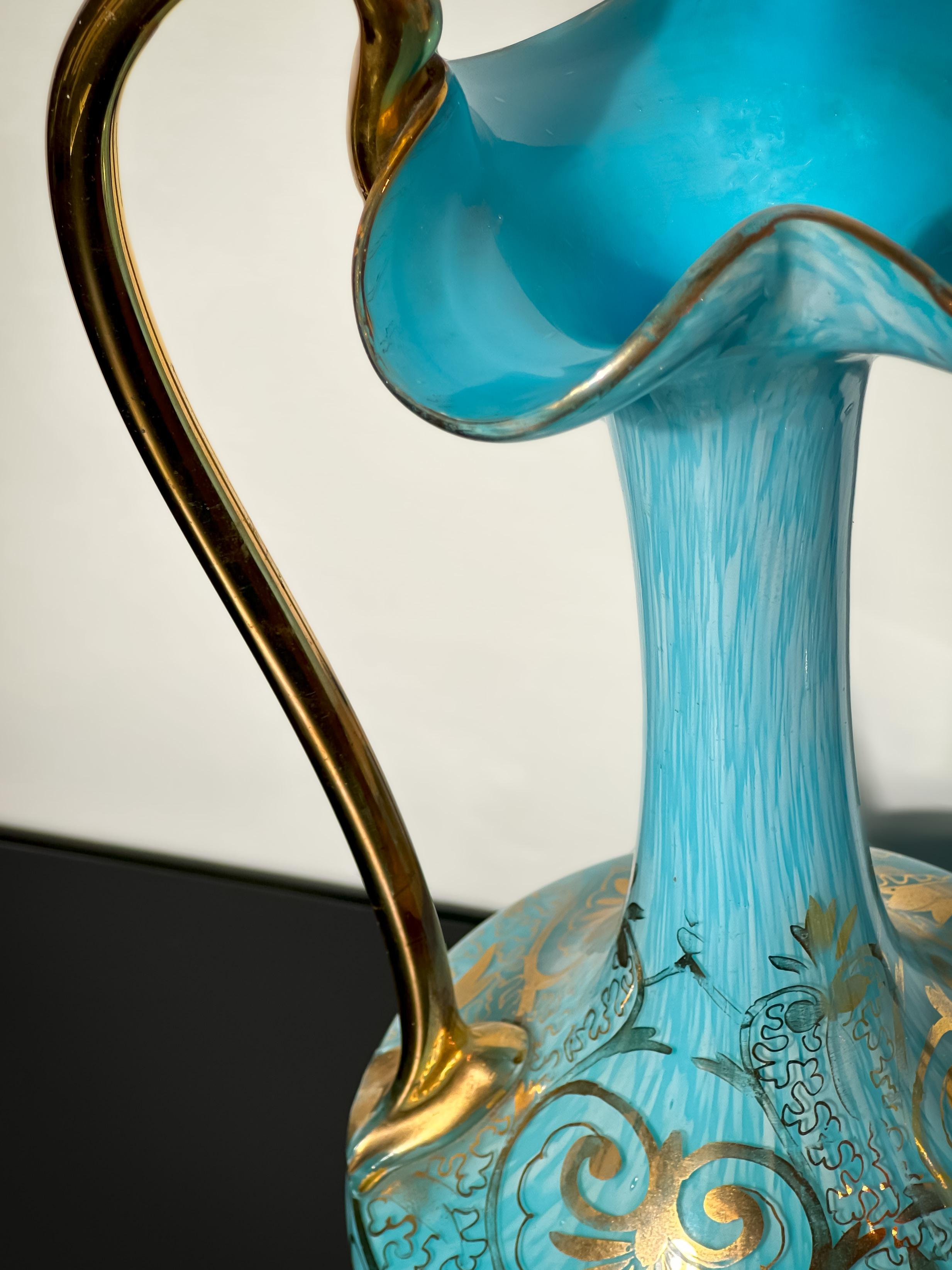 Paire d'aiguières en verre bleu opalin et doré de Bohème de la fin du 19e siècle en vente 1