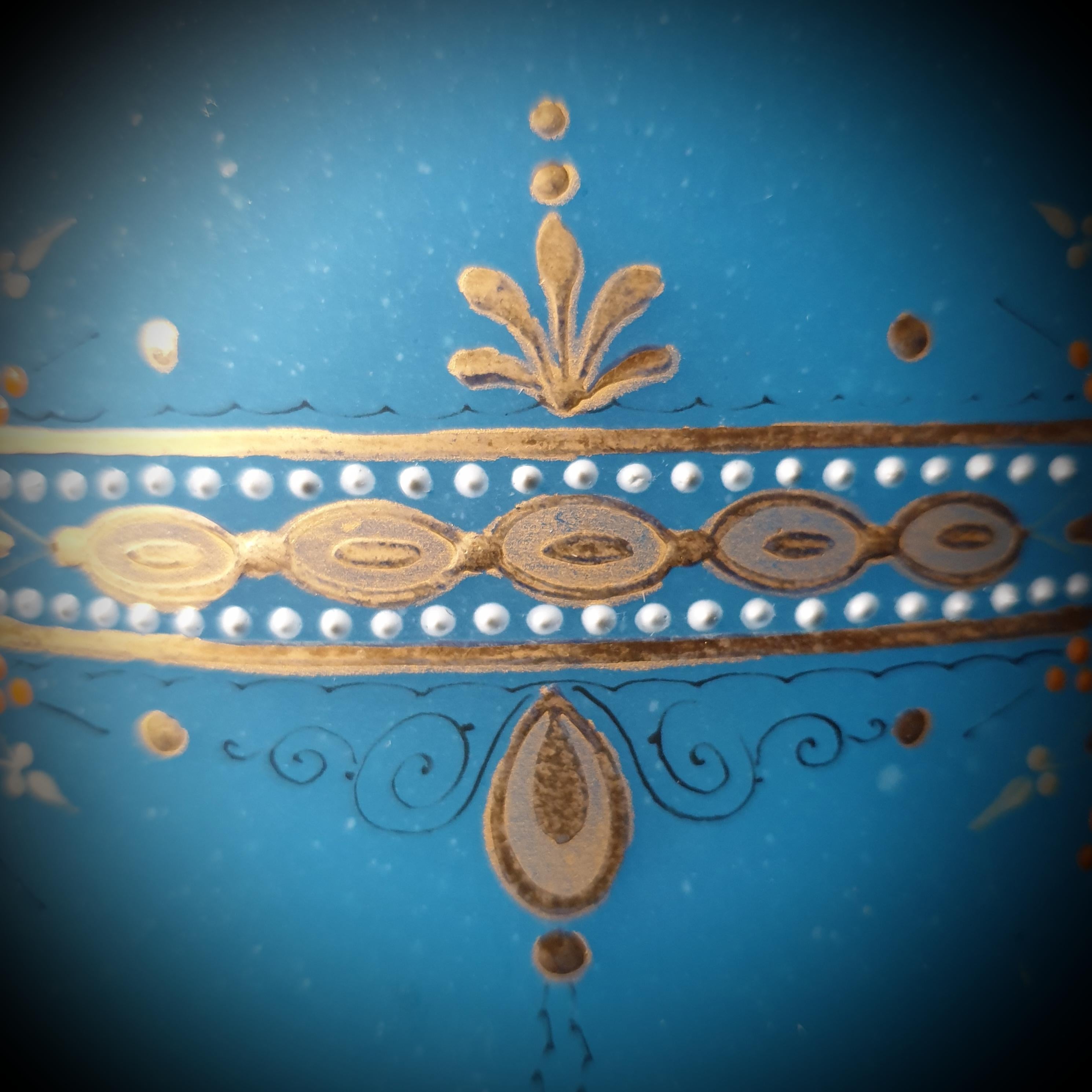 Blaue böhmische Opalinen-Urne in Form eines vergoldeten Kelches, Krug, Ende 19. (Handgeschnitzt) im Angebot