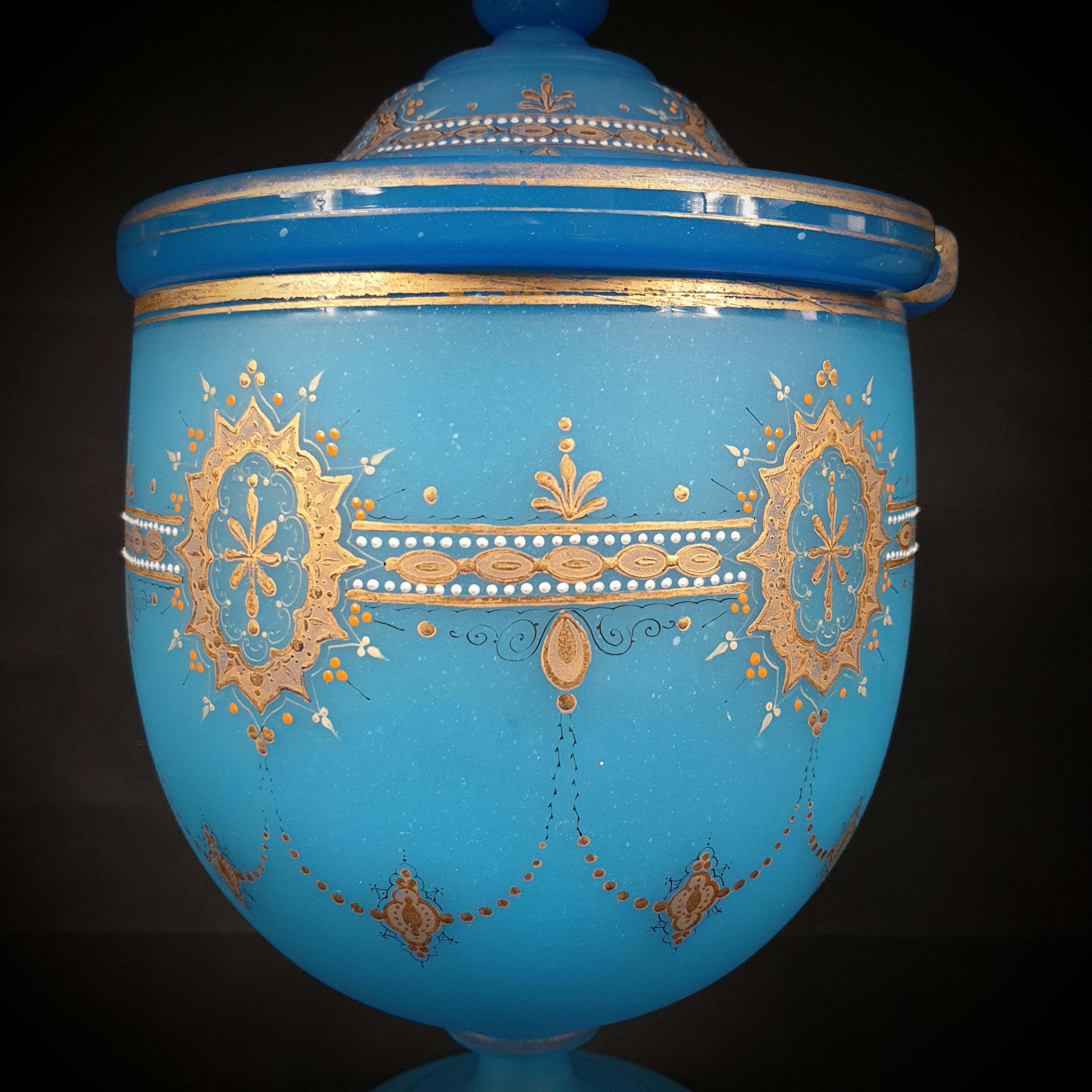 Blaue böhmische Opalinen-Urne in Form eines vergoldeten Kelches, Krug, Ende 19. im Angebot 1
