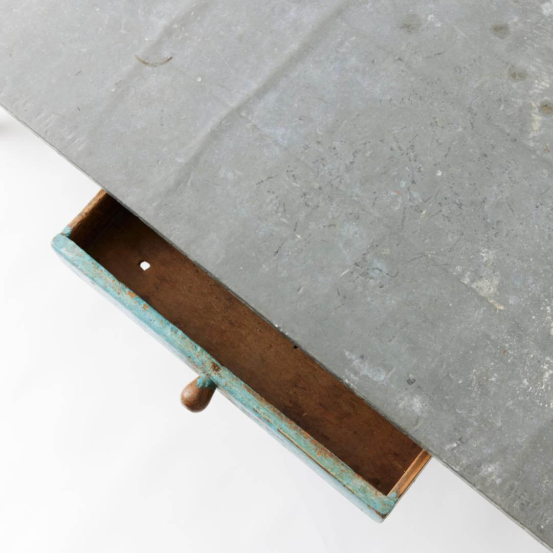 Table de ferme de la fin du 19e siècle peinte en bleu avec plateau en zinc en vente 4