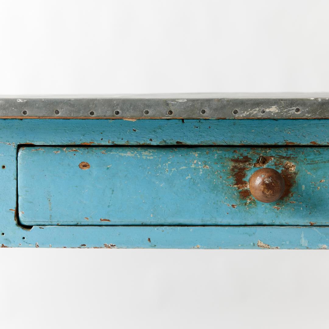 Table de ferme de la fin du 19e siècle peinte en bleu avec plateau en zinc en vente 6