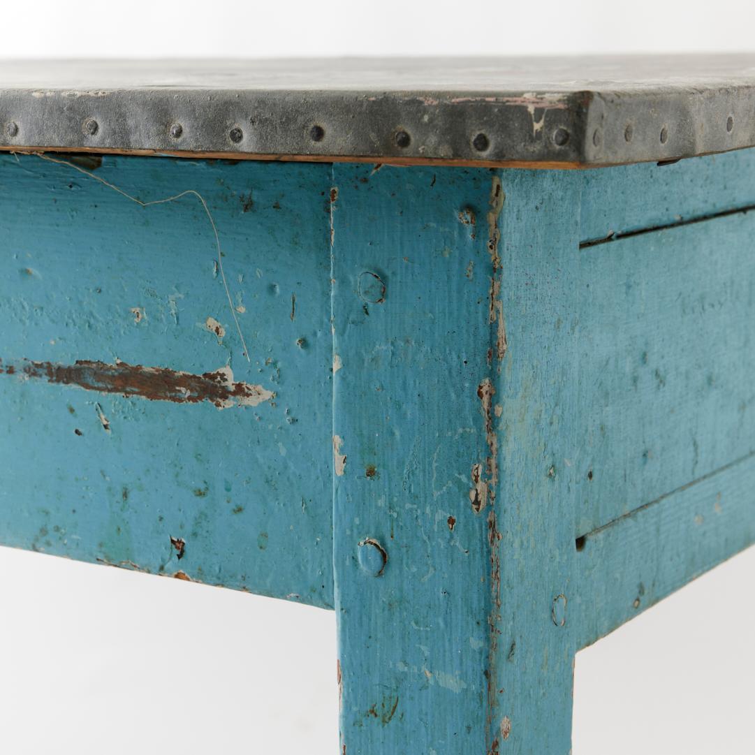 Table de ferme de la fin du 19e siècle peinte en bleu avec plateau en zinc en vente 10