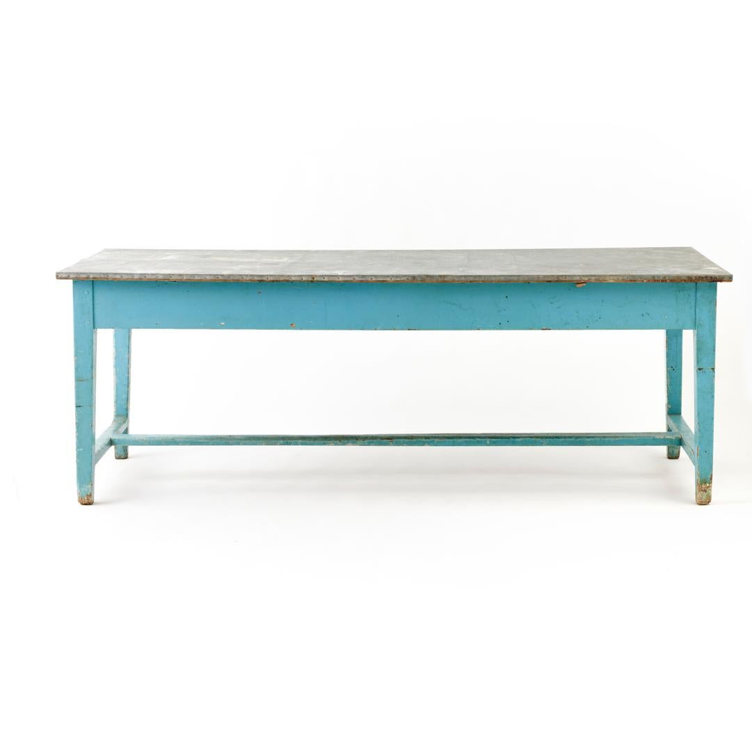 Table de ferme de la fin du 19e siècle peinte en bleu avec plateau en zinc Bon état - En vente à New York, NY