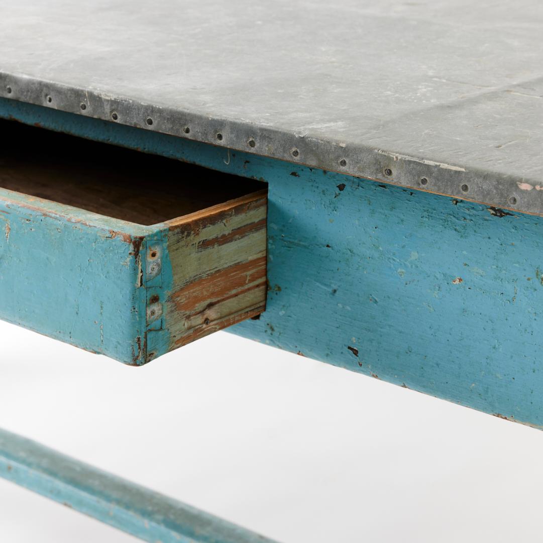 XIXe siècle Table de ferme de la fin du 19e siècle peinte en bleu avec plateau en zinc en vente