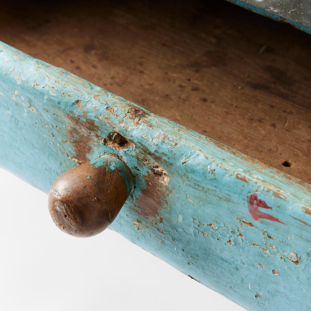 Bois Table de ferme de la fin du 19e siècle peinte en bleu avec plateau en zinc en vente