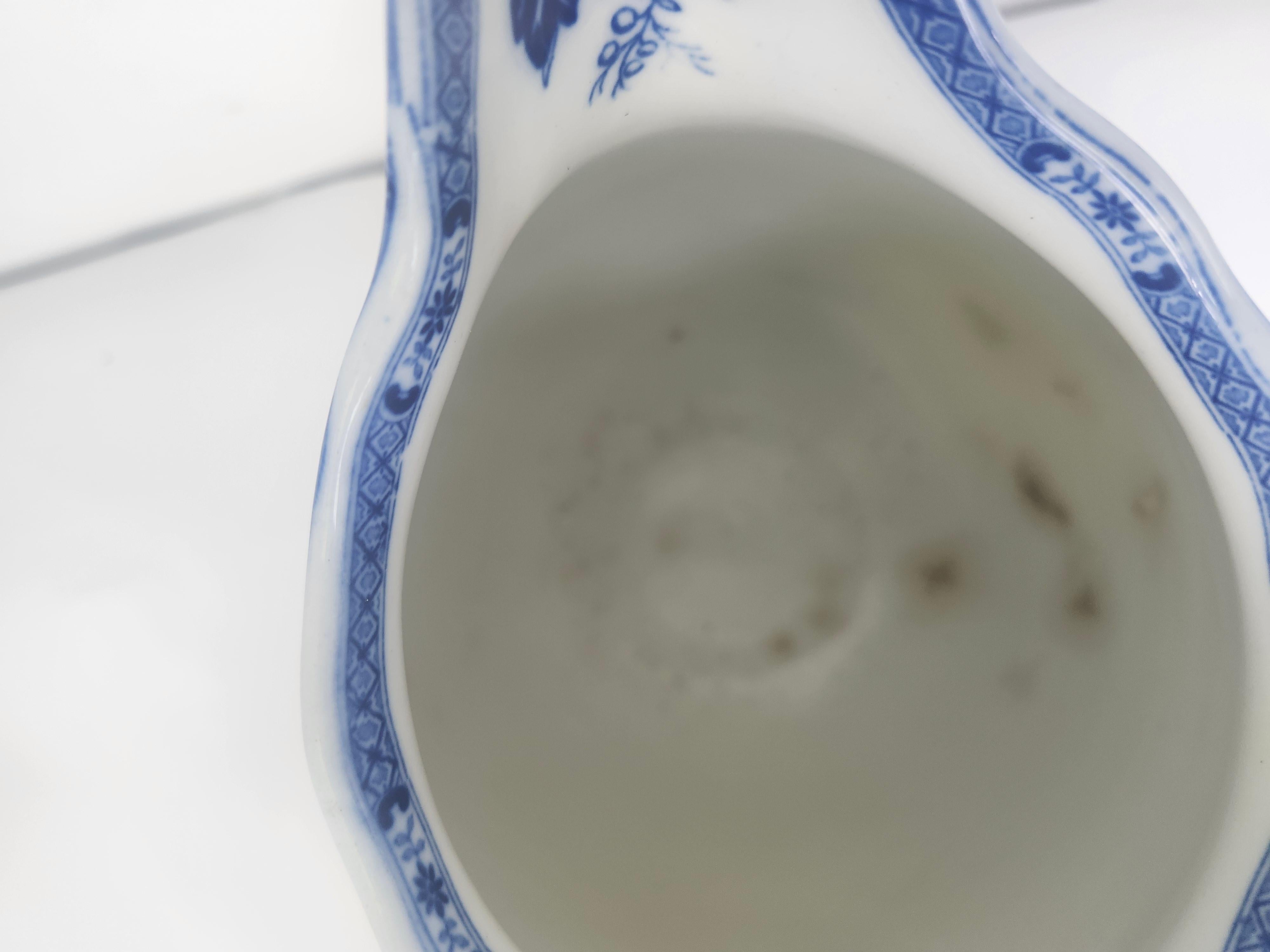 Englischer blau-weißer Transferware-Krug aus dem späten 19. Jahrhundert von Royal Doulton (Spätviktorianisch) im Angebot