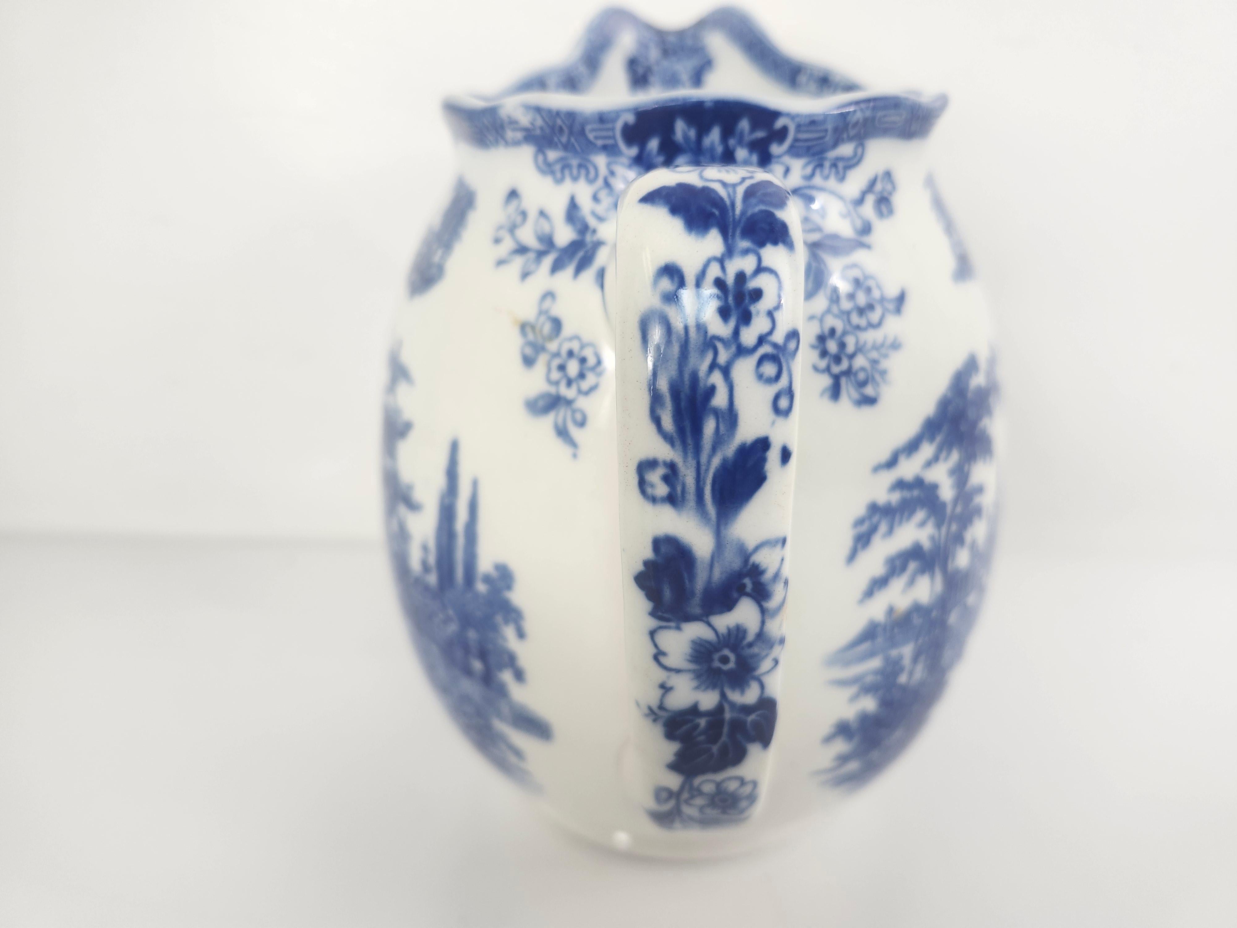 Englischer blau-weißer Transferware-Krug aus dem späten 19. Jahrhundert von Royal Doulton im Zustand „Gut“ im Angebot in Port Jervis, NY