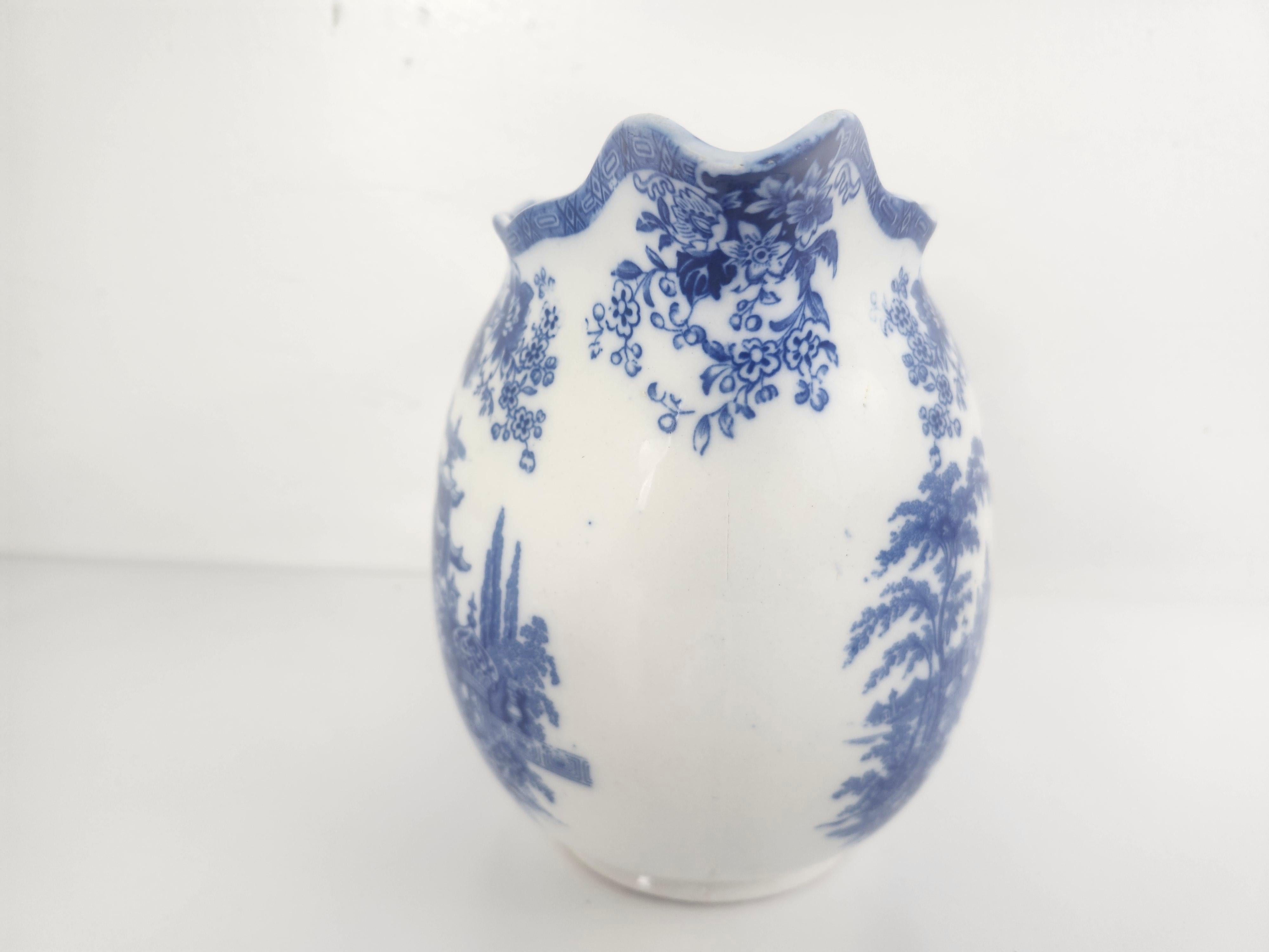 Englischer blau-weißer Transferware-Krug aus dem späten 19. Jahrhundert von Royal Doulton (Ton) im Angebot