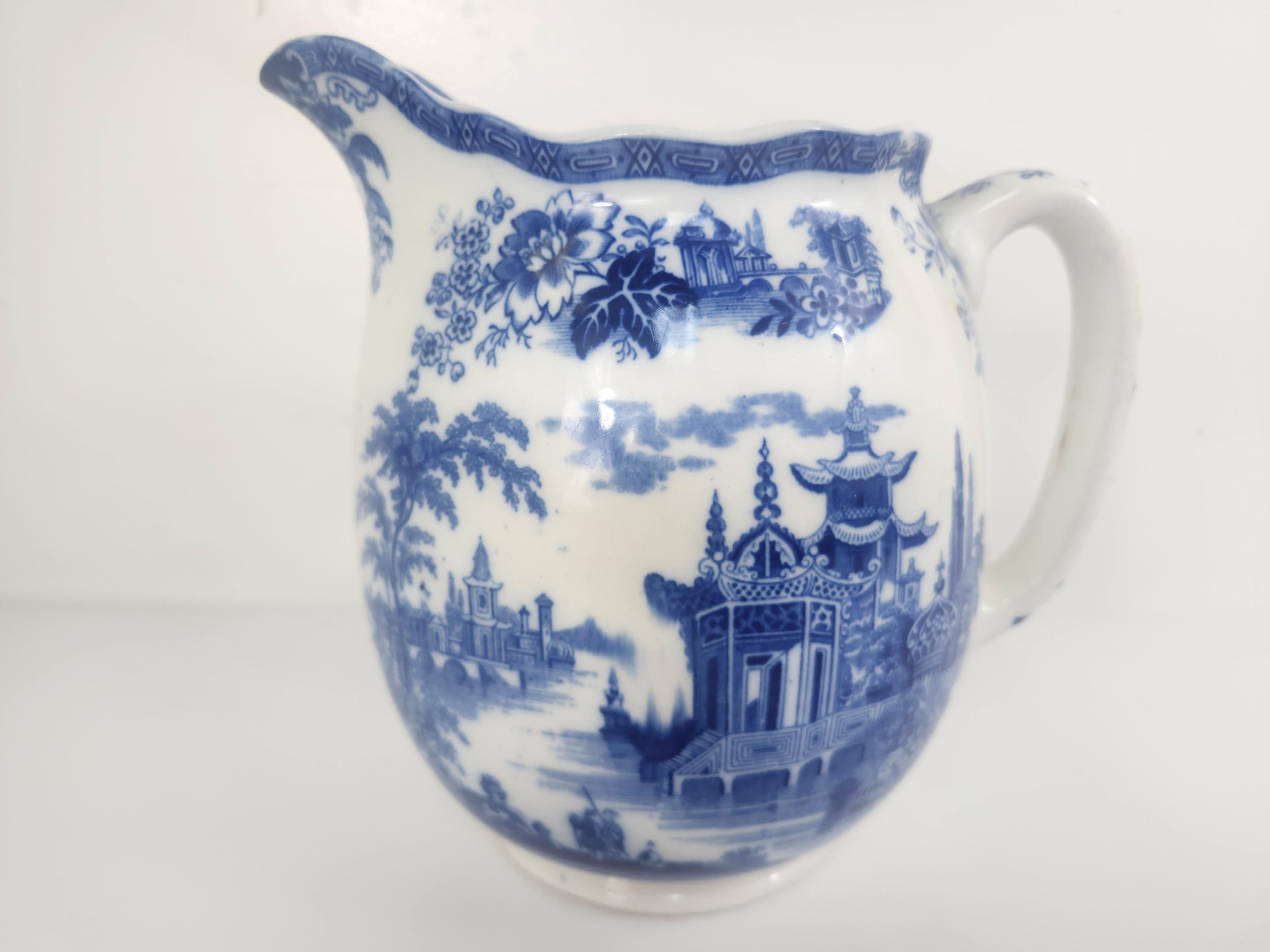 Englischer blau-weißer Transferware-Krug aus dem späten 19. Jahrhundert von Royal Doulton im Angebot 1