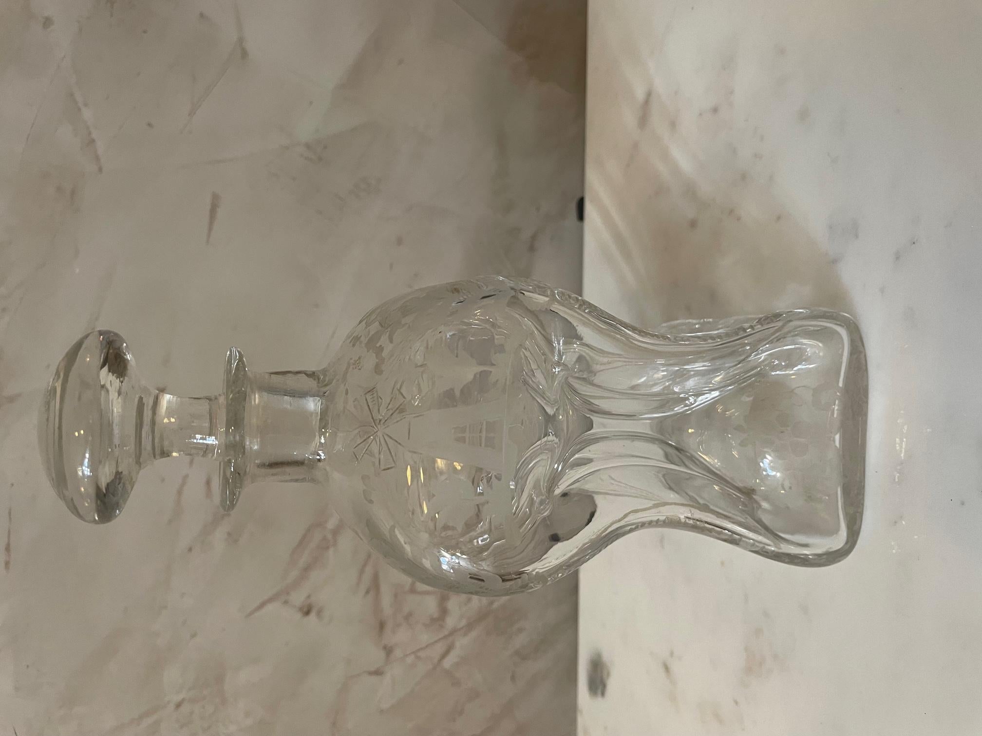Very nice glass carafe with charming decorative engraved details. A plug. 
Beautiful quality and condition. 

