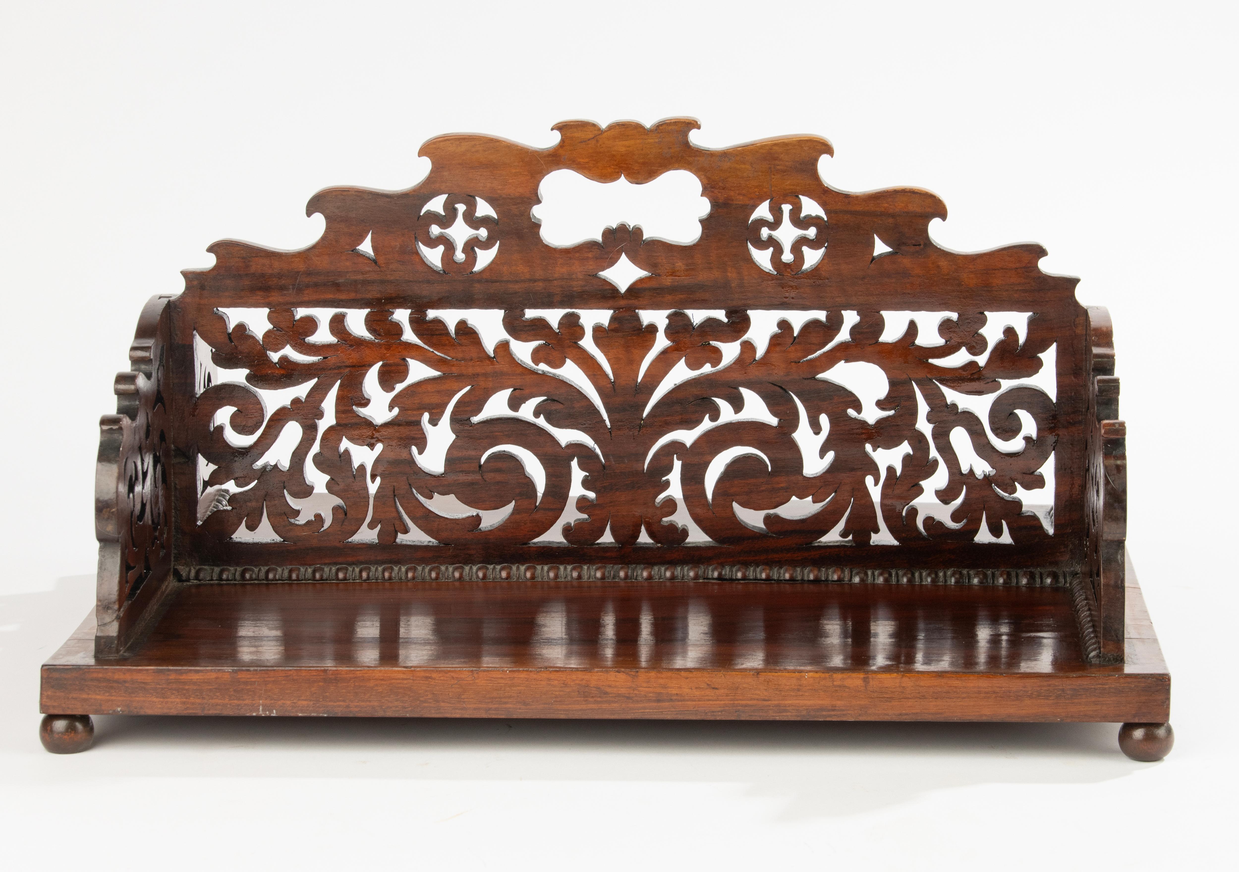 Un magnifique porte-livre ancien. Il s'agit d'un modèle de table, où vous pouvez placer des livres sur deux côtés.
Fabriqué en Angleterre, vers 1890.
La bibliothèque est magnifiquement réalisée, avec un beau sciage, une belle pièce d'artisanat.
La