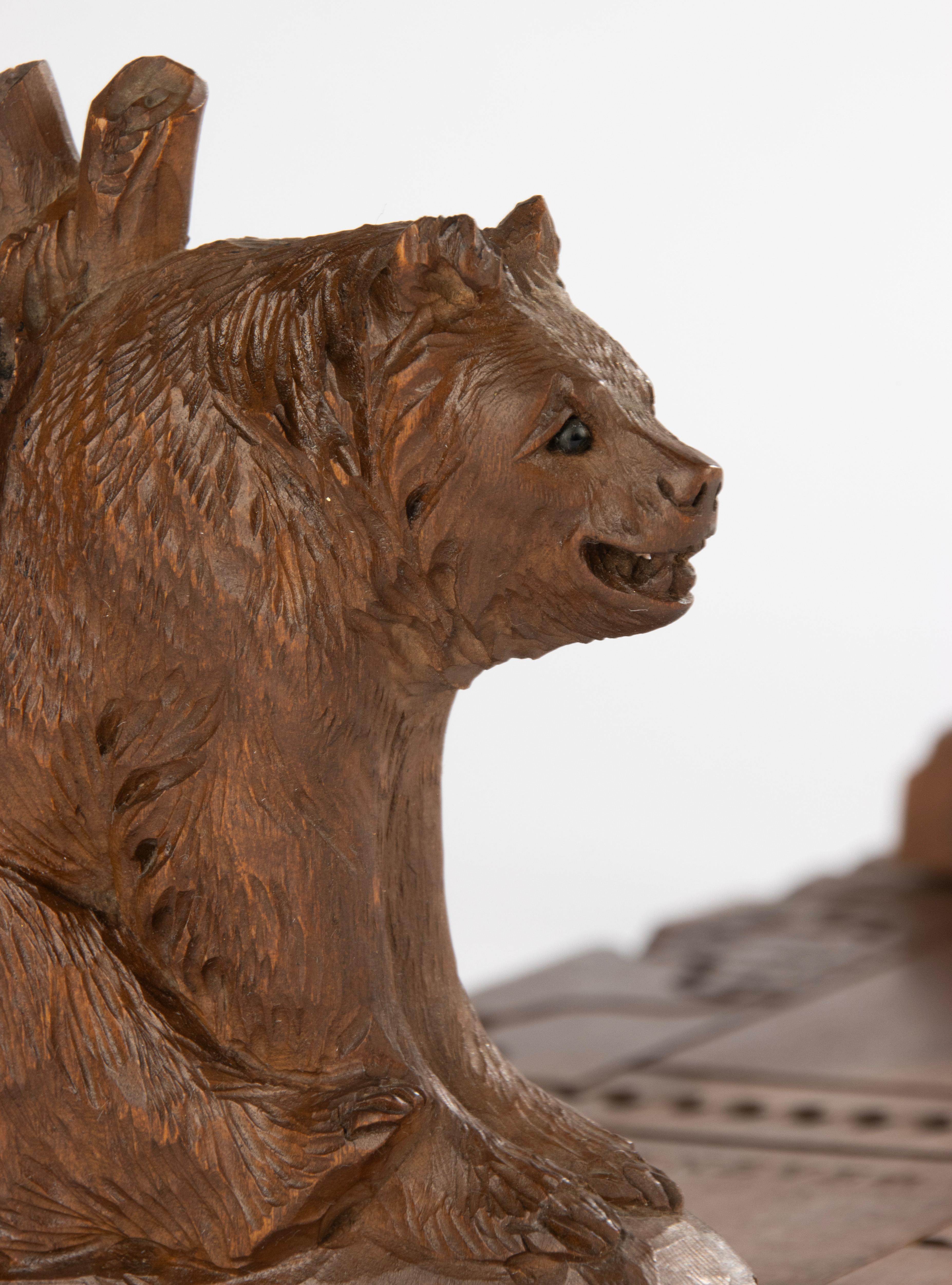 Late 19th Century Bookstand / Bookends - Black Forest - Walnut Carved Bears In Good Condition For Sale In Casteren, Noord-Brabant