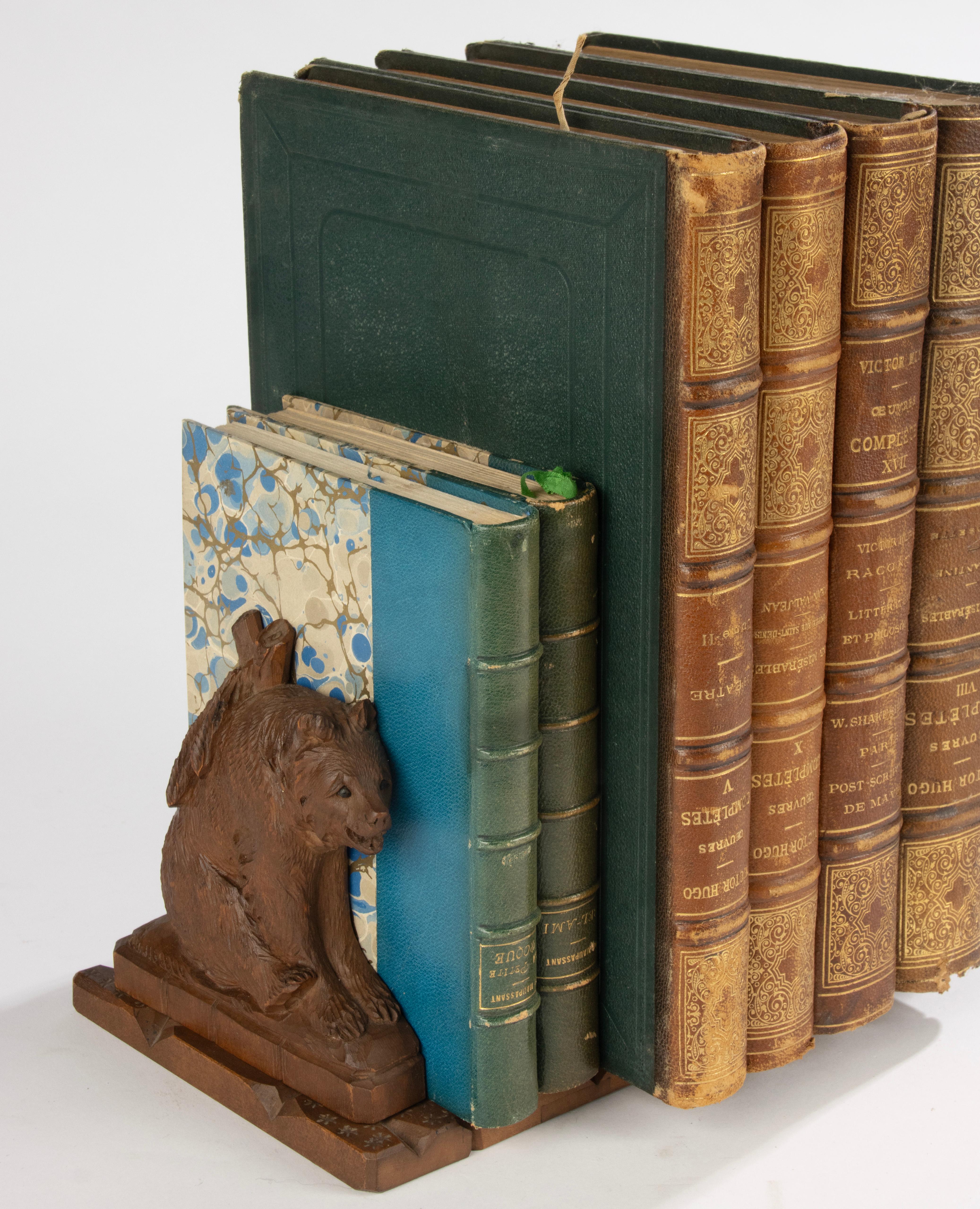 Late 19th Century Bookstand / Bookends - Black Forest - Walnut Carved Bears For Sale 4