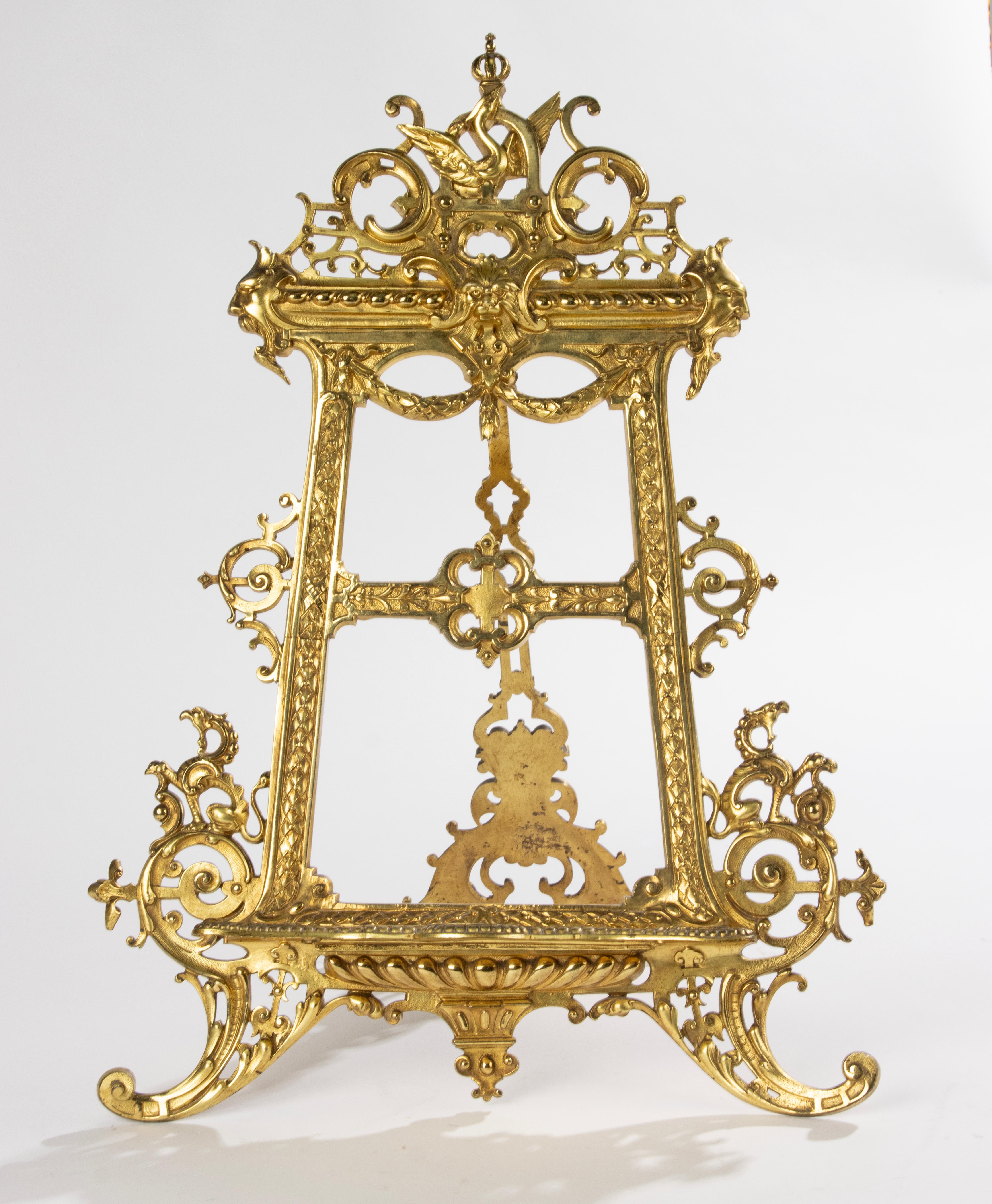 Présentoir en bronze doré - France, fin du XIXe siècle

Elegant présentoir en bronze doré fabriqué en France à la fin du 19e siècle. Fabriqué dans le style néo-Renaissance, avec des volutes décoratives et des ornements détaillés sur l'ensemble de la