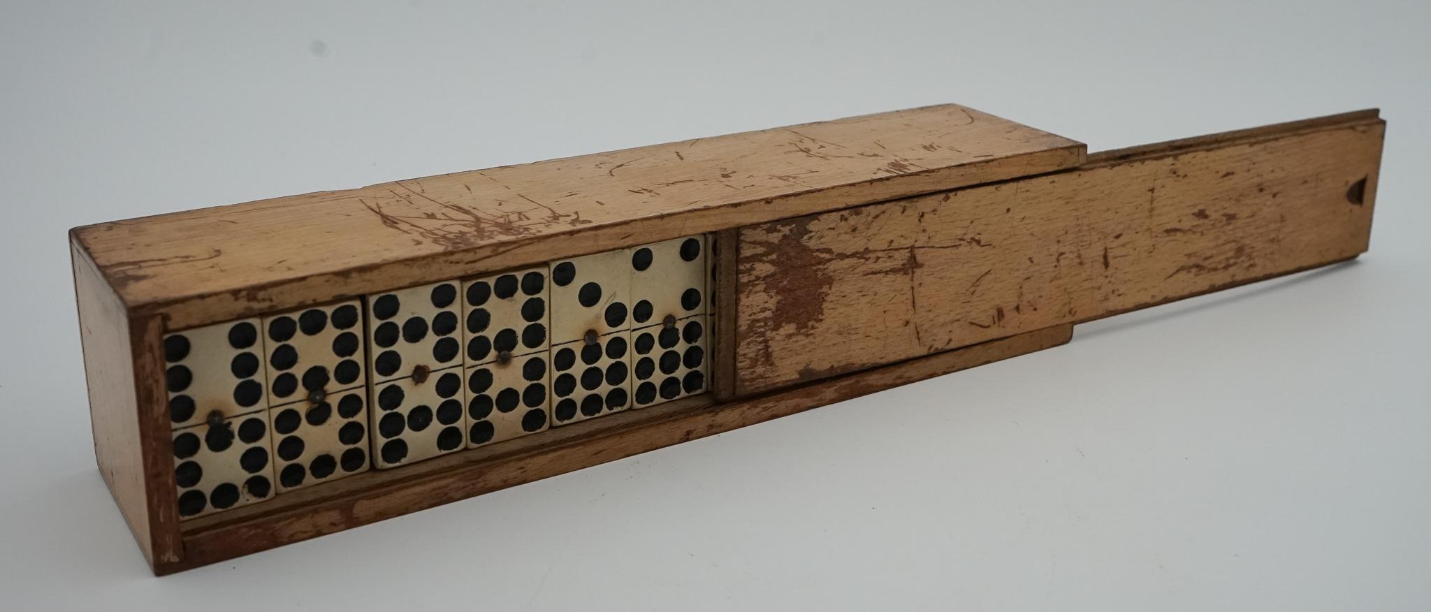 LATE 19TH CENTURY BOX OF TRADITIONAL GAME NINER DOMINOS WITH STUNNING PATiNA For Sale 4