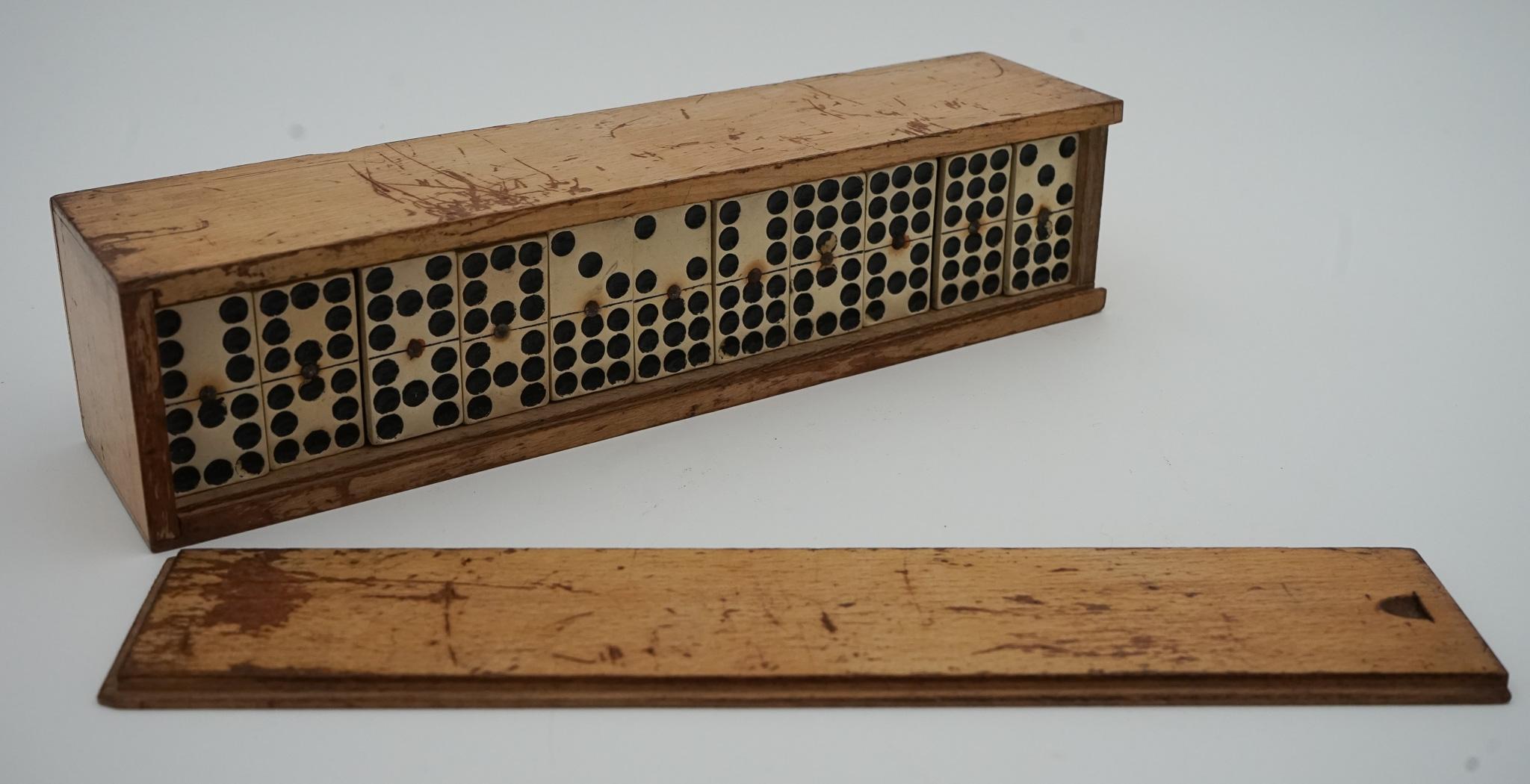 LATE 19TH CENTURY BOX OF TRADITIONAL GAME NINER DOMINOS WITH STUNNING PATiNA For Sale 5