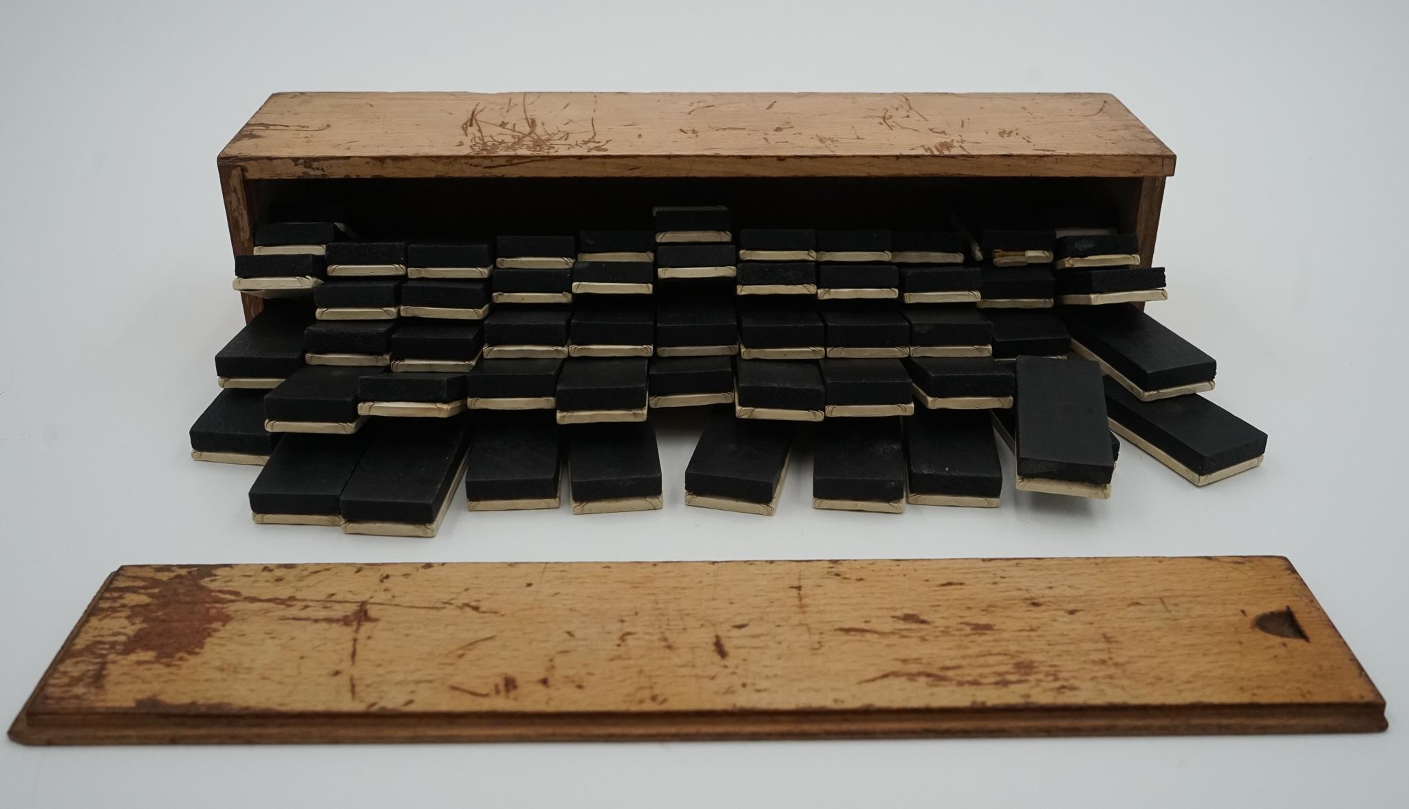LATE 19TH CENTURY BOX OF TRADITIONAL GAME NINER DOMINOS WITH STUNNING PATiNA For Sale 6