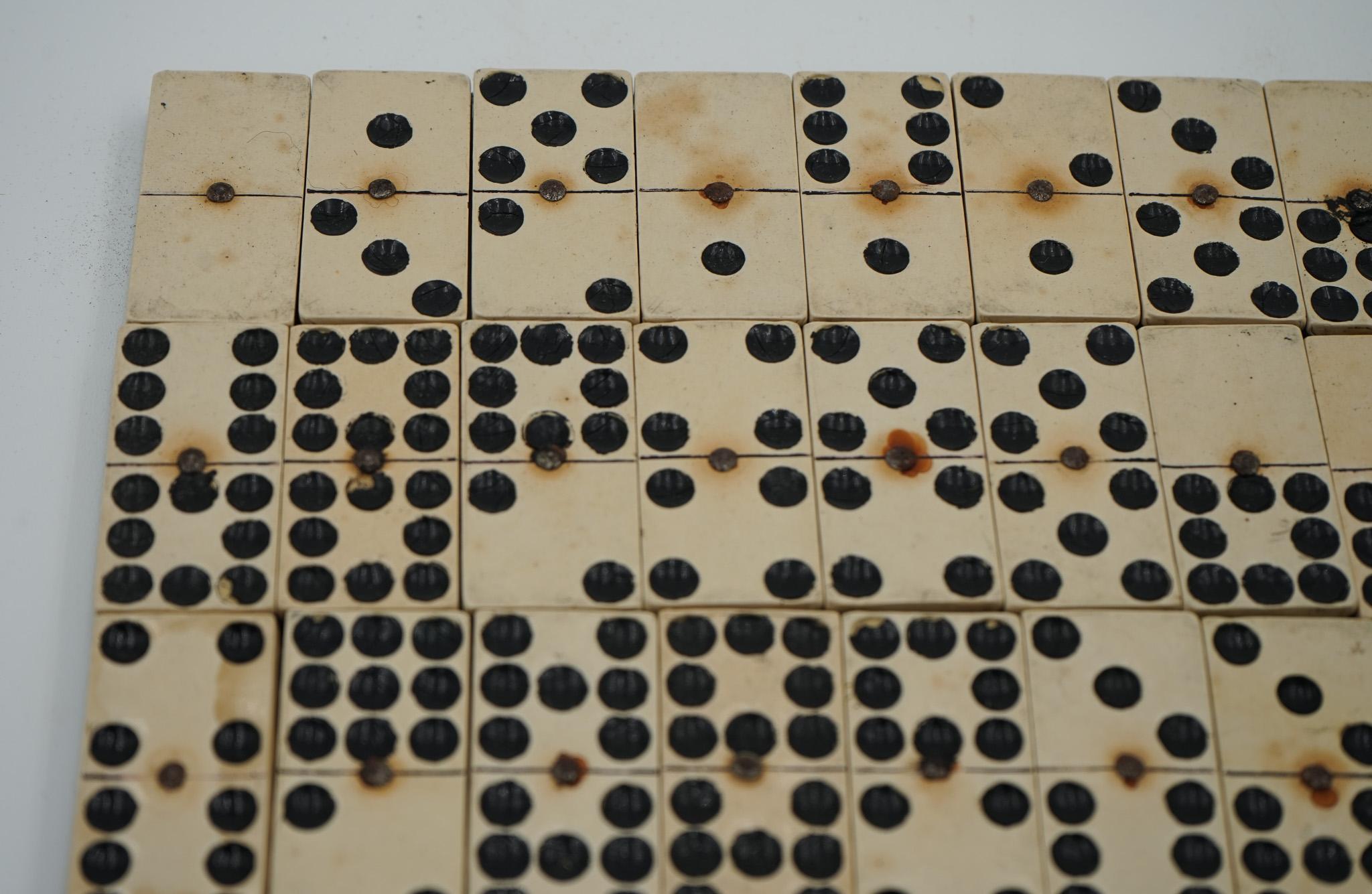 LATE 19TH CENTURY BOX OF TRADITIONAL GAME NINER DOMINOS WITH STUNNING PATiNA For Sale 8