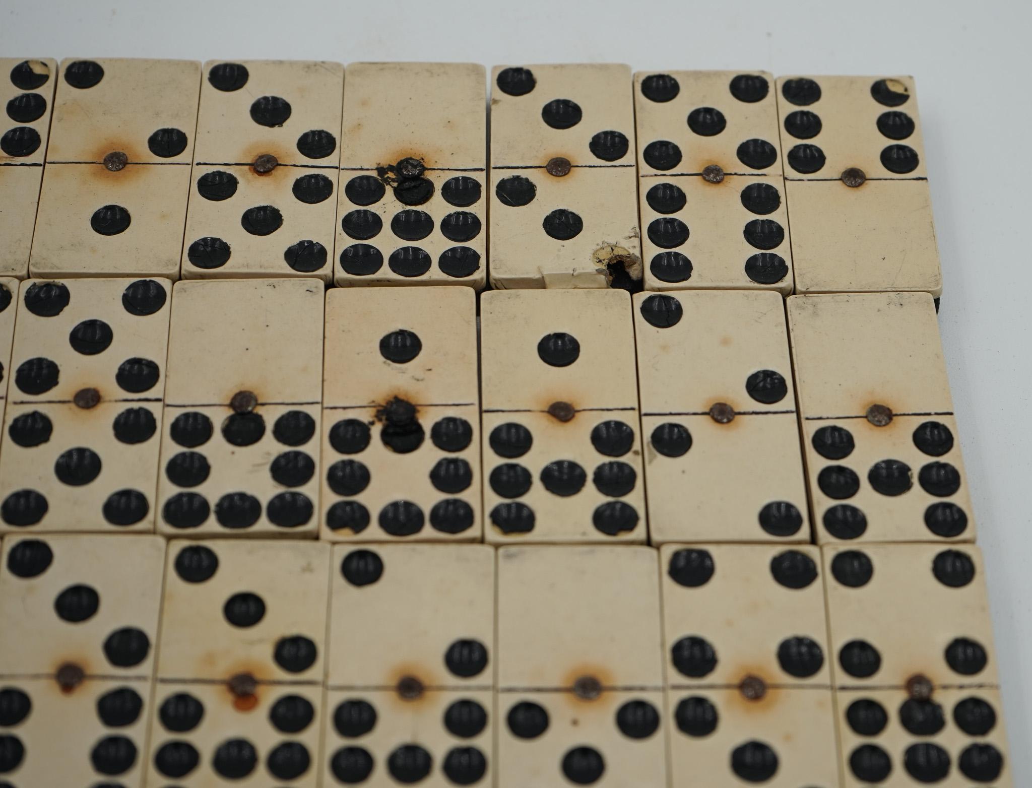LATE 19TH CENTURY BOX OF TRADITIONAL GAME NINER DOMINOS WITH STUNNING PATiNA For Sale 9