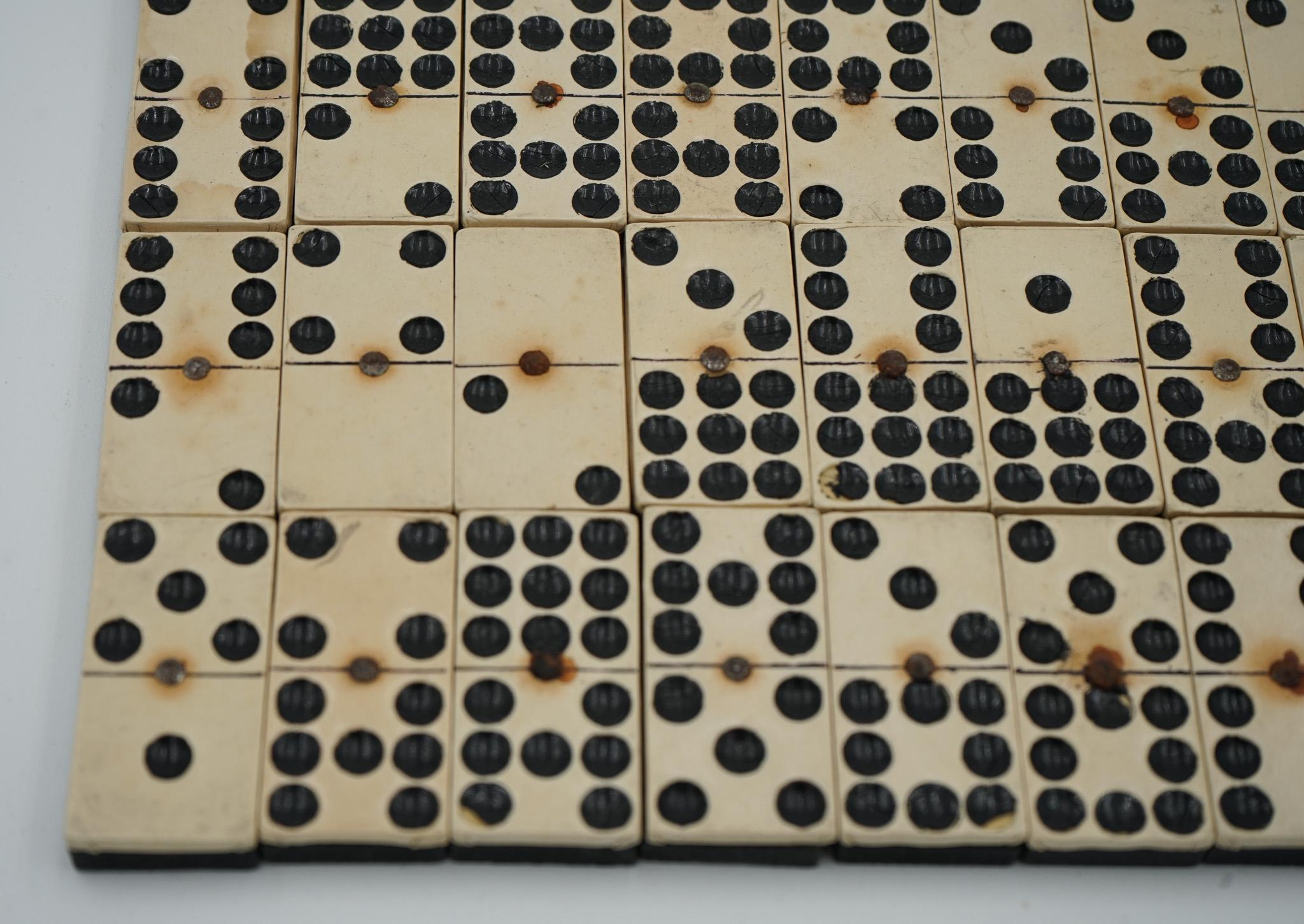 LATE 19TH CENTURY BOX OF TRADITIONAL GAME NINER DOMINOS WITH STUNNING PATiNA For Sale 10