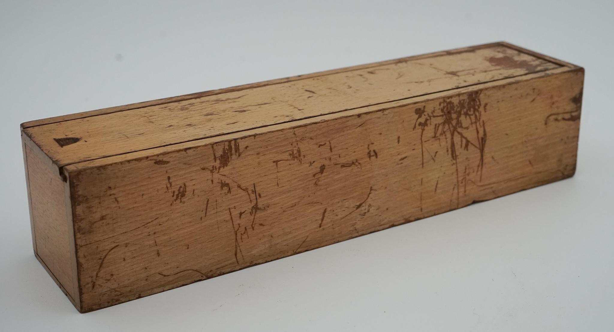British LATE 19TH CENTURY BOX OF TRADITIONAL GAME NINER DOMINOS WITH STUNNING PATiNA For Sale
