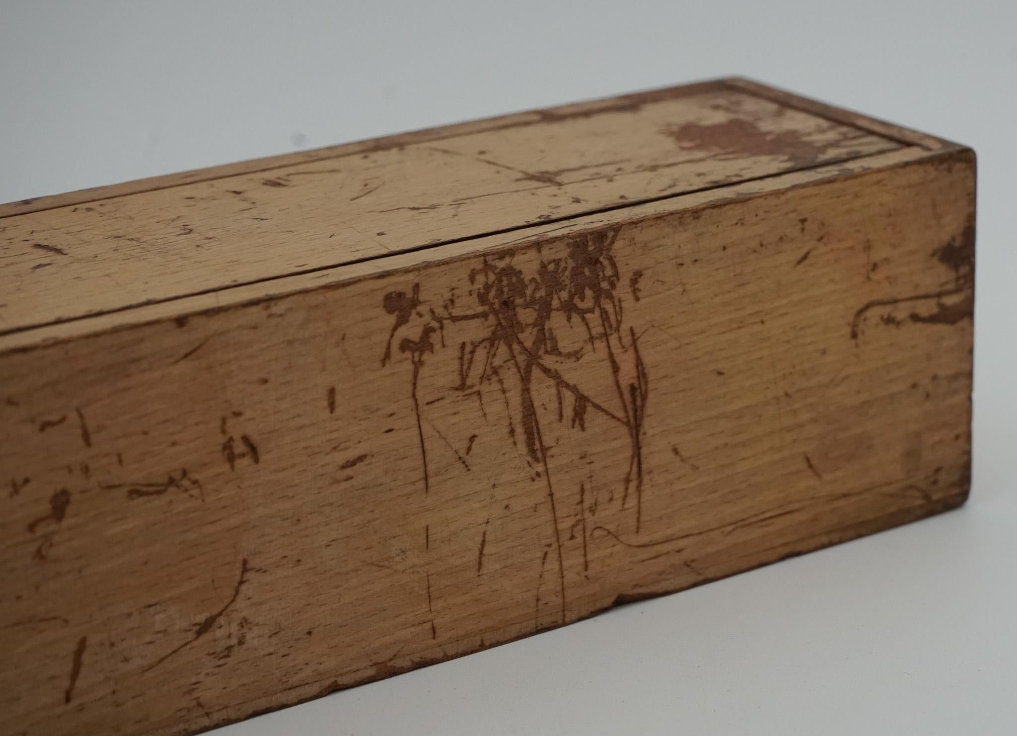 LATE 19TH CENTURY BOX OF TRADITIONAL GAME NINER DOMINOS WITH STUNNING PATiNA In Good Condition For Sale In Pulborough, GB