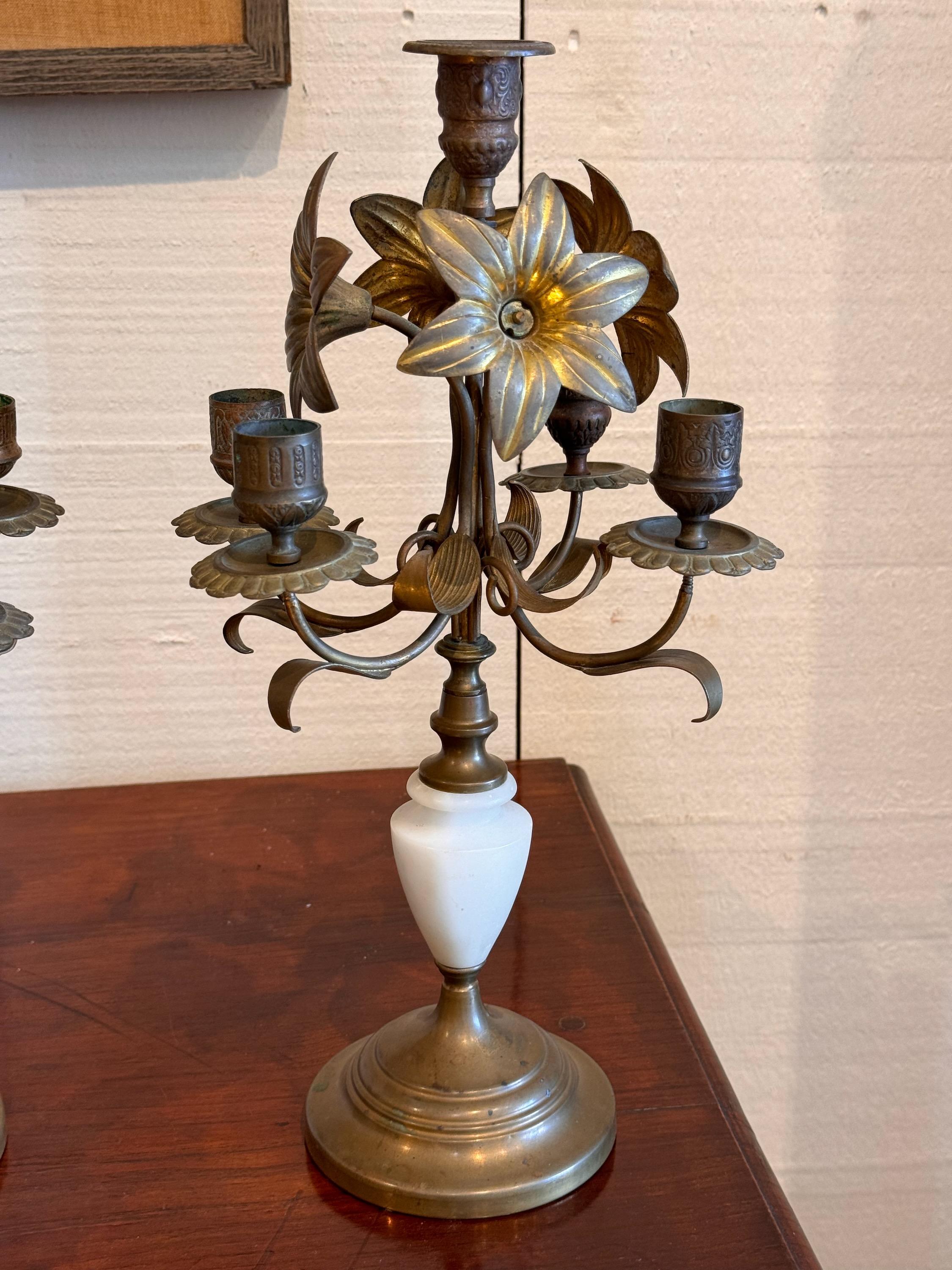 Kerzenhalter aus Messing und Marmor aus dem späten 19. Jahrhundert – ein Paar im Angebot 1
