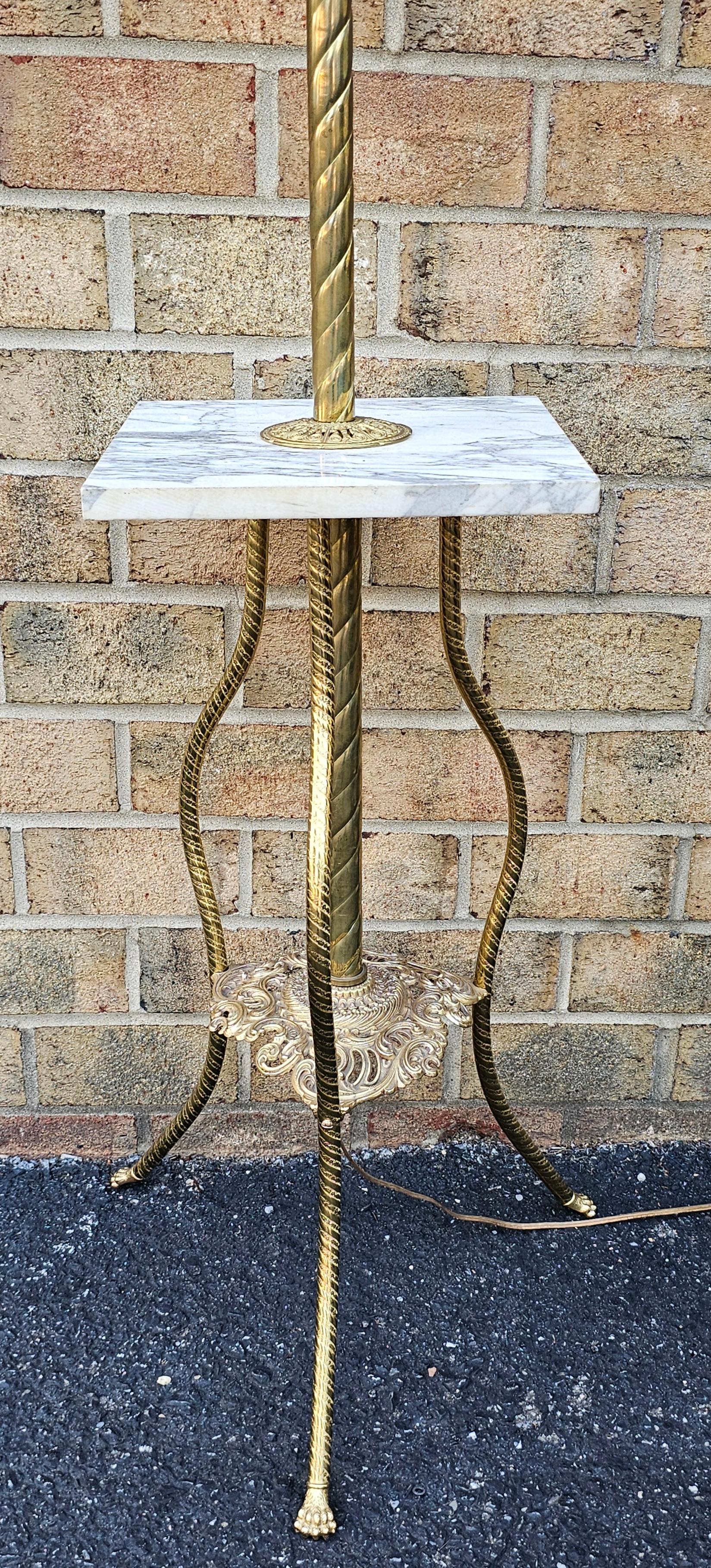 Vittoriano Lampada da fumo o da pianoforte in ottone e marmo della fine del XIX secolo con ripiano centrale in vendita