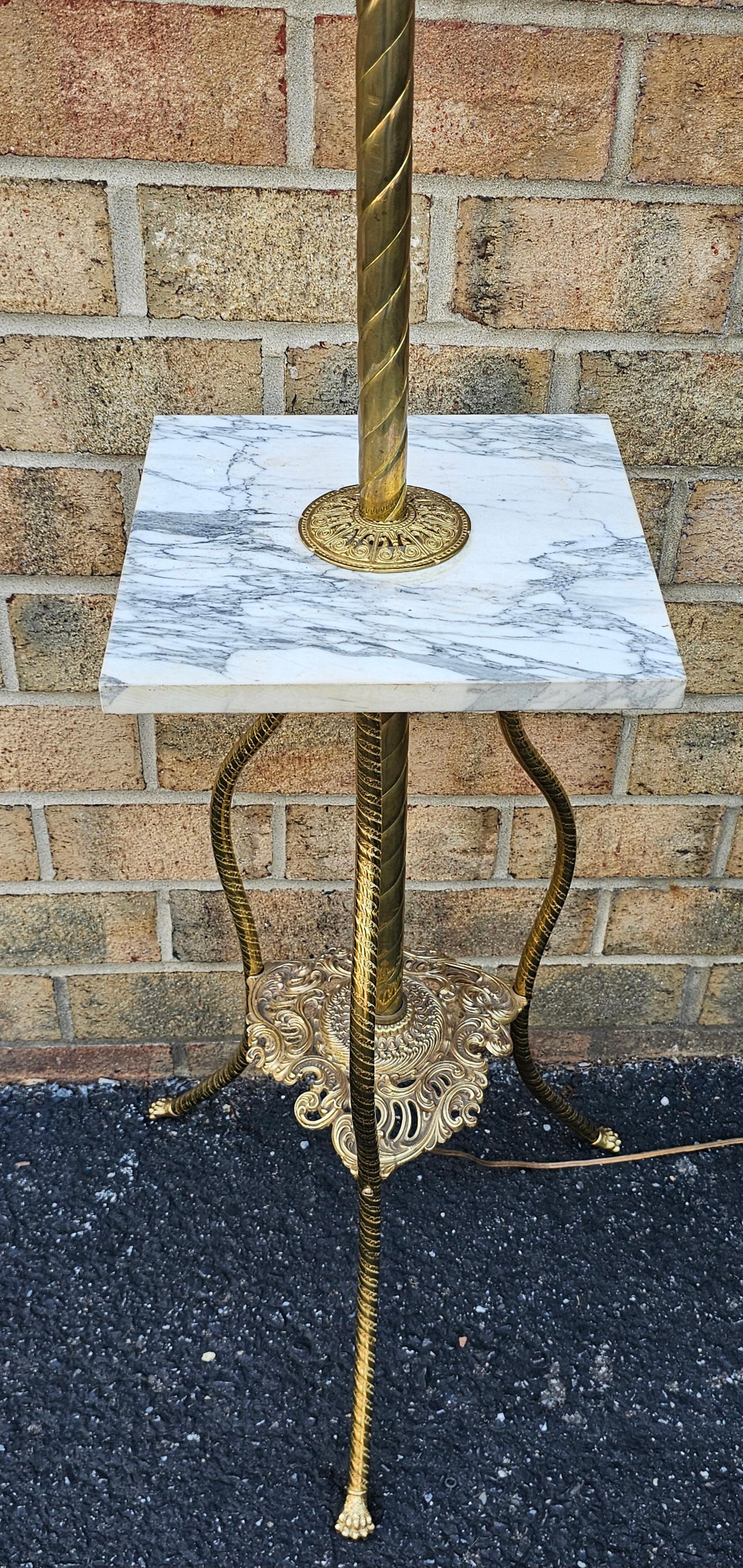 Americano Lampada da fumo o da pianoforte in ottone e marmo della fine del XIX secolo con ripiano centrale in vendita