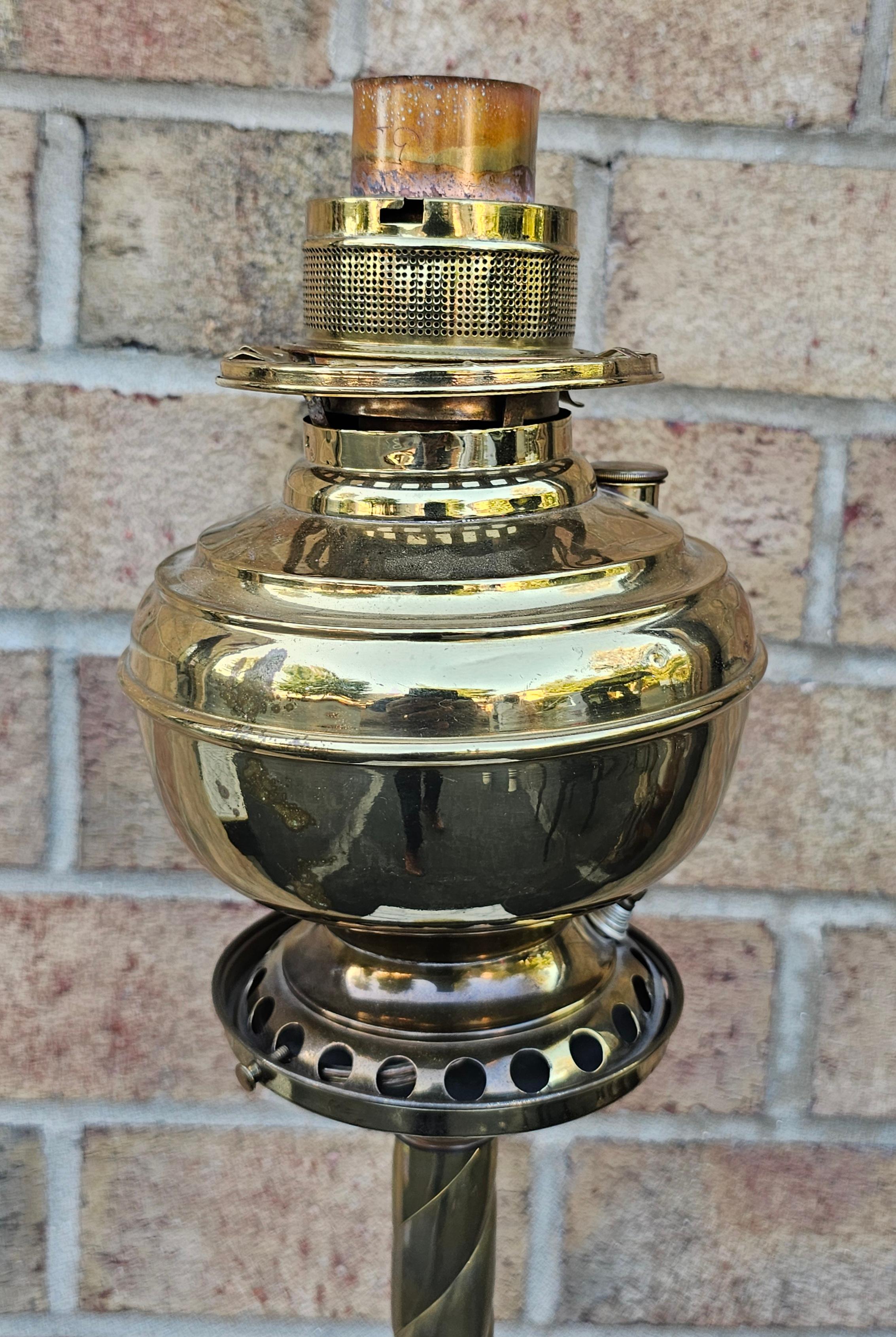 Oggetti in metallo Lampada da fumo o da pianoforte in ottone e marmo della fine del XIX secolo con ripiano centrale in vendita