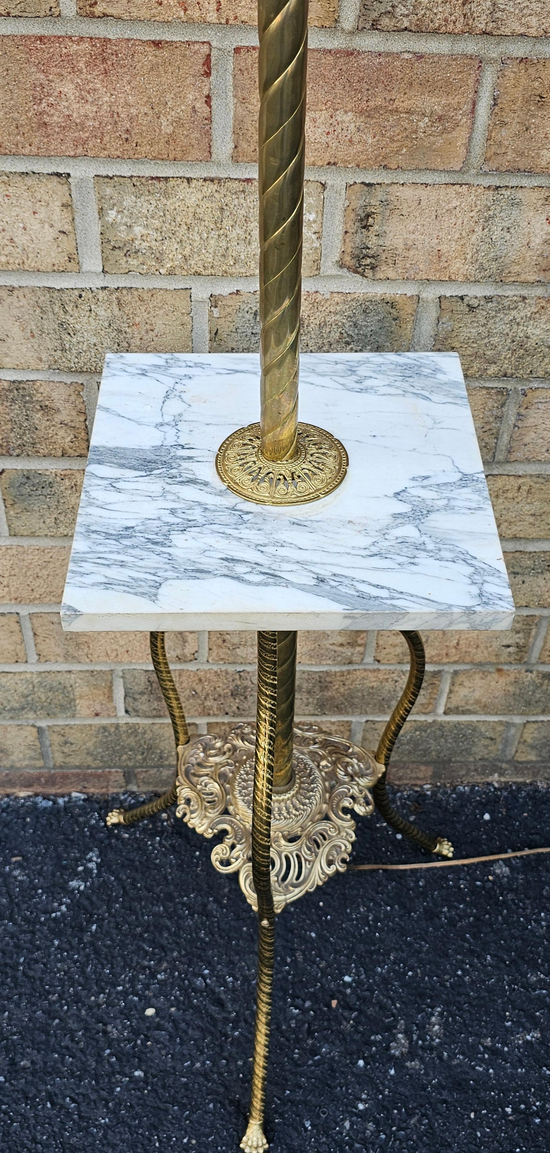 Lampada da fumo o da pianoforte in ottone e marmo della fine del XIX secolo con ripiano centrale In condizioni buone in vendita a Germantown, MD
