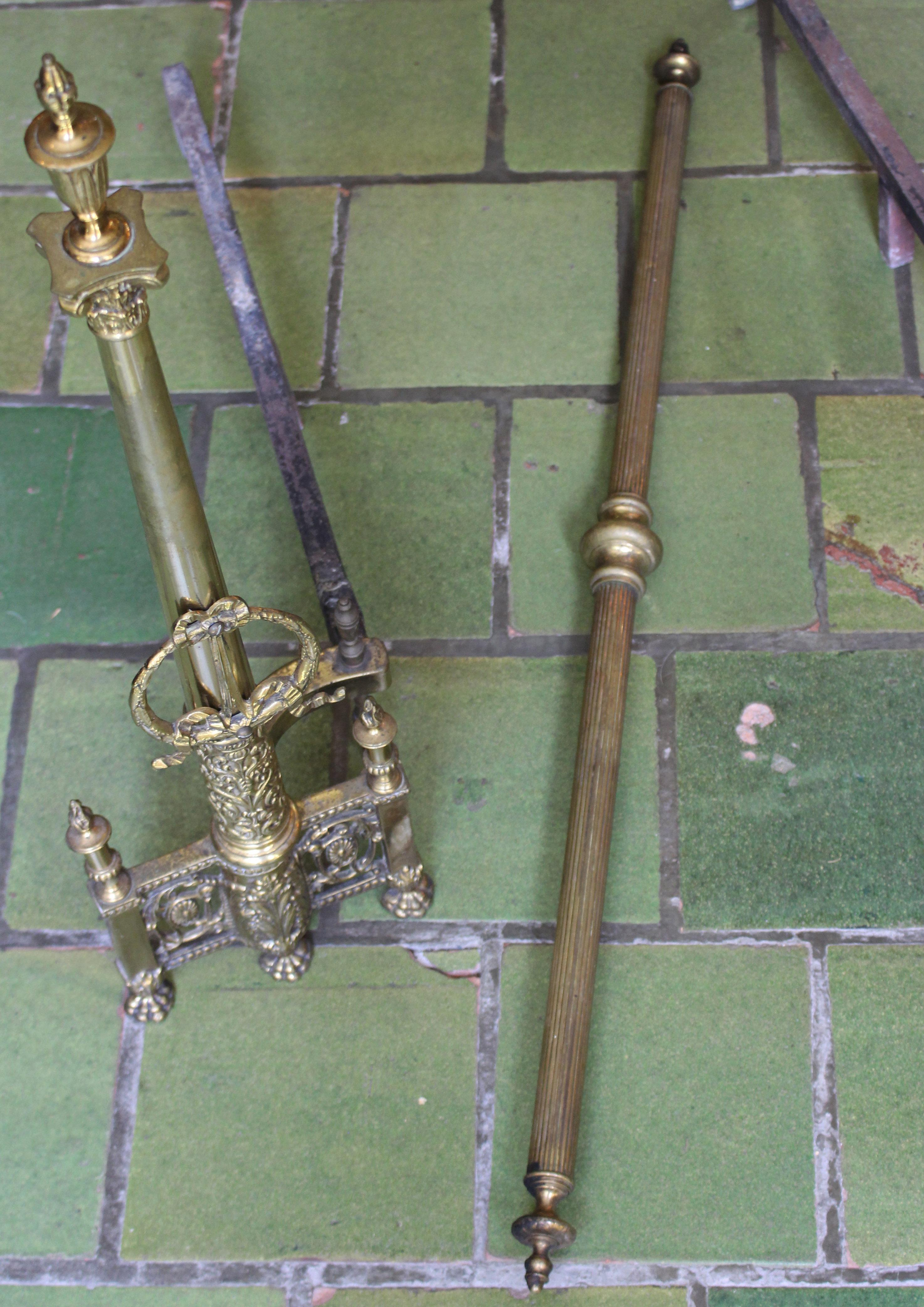 Coppia di androni in stile elegante, in ottone, fine del XIX secolo, stile Luigi XVI, torchiere con terminali a fiamma. 20