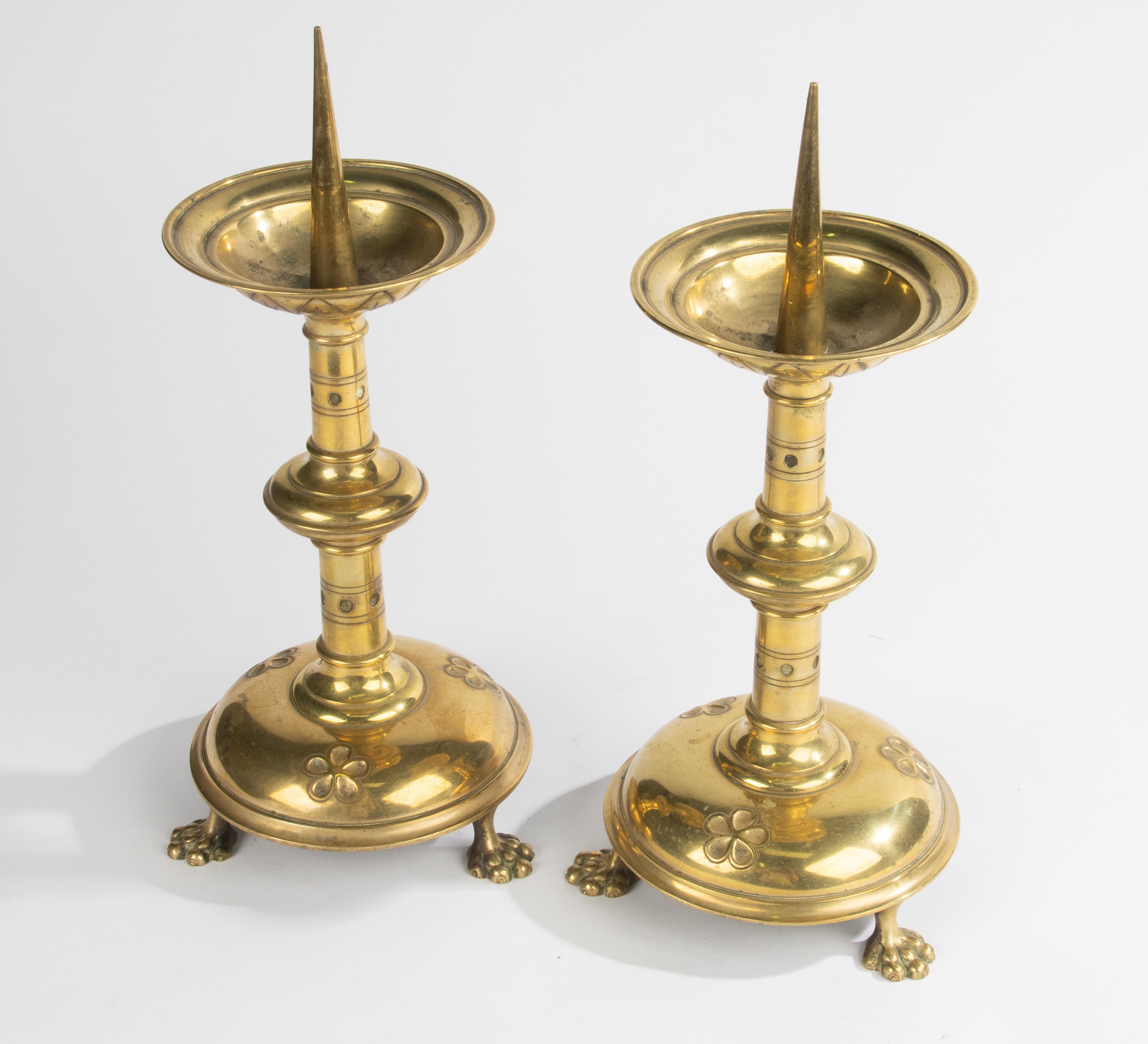 A beautiful pair of antique brass candlesticks.
Gothic style. The candlesticks are in good condition. Beautiful color and shine. Sturdy and solid. 
Estimated age and origin: France, circa 1890-1900.

Dimensions: 39 cm high and Ø18 cm
Free shipping