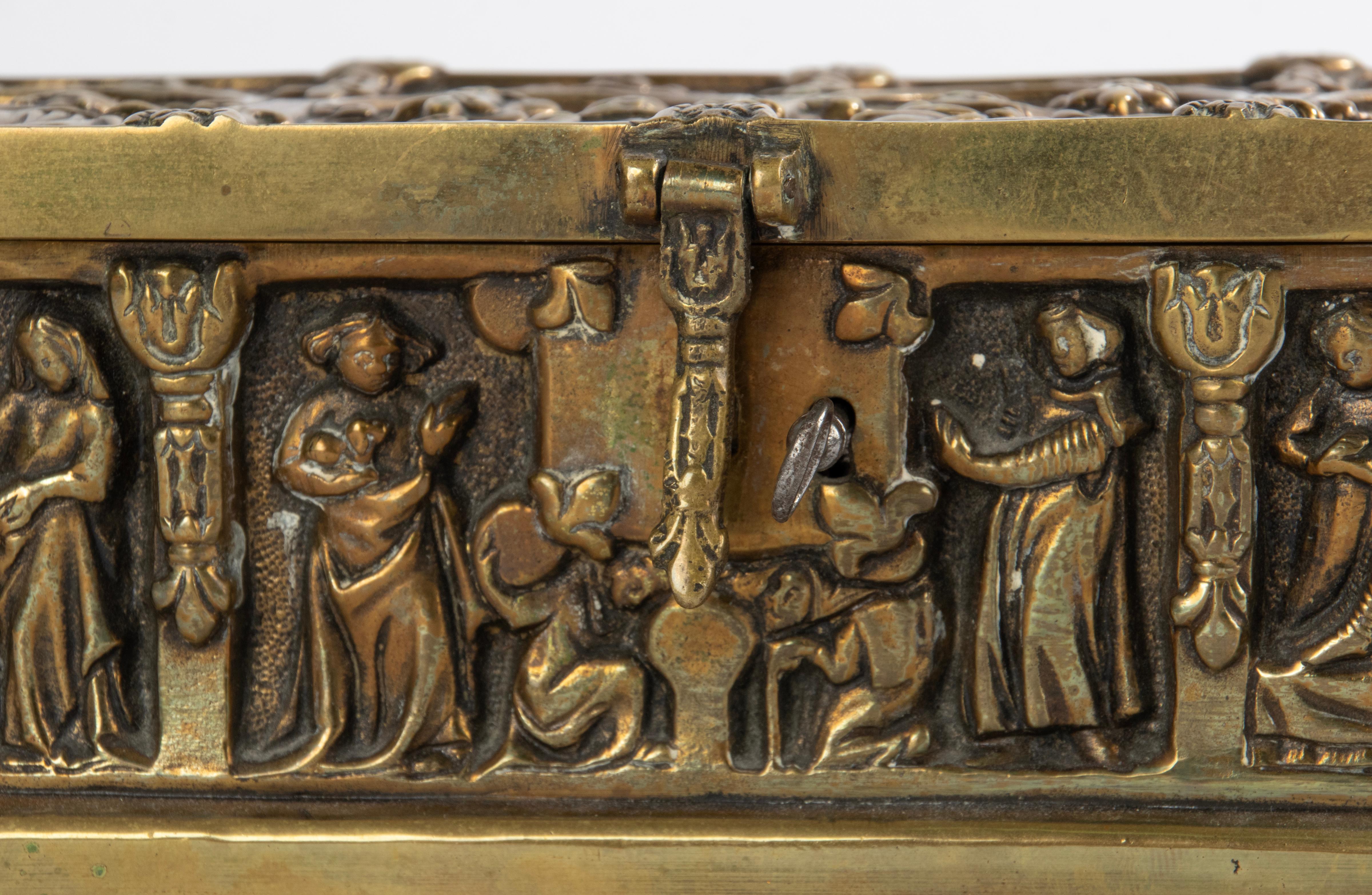Late 19th Century Brass Gothic Style Decorative Storage Box In Good Condition In Casteren, Noord-Brabant
