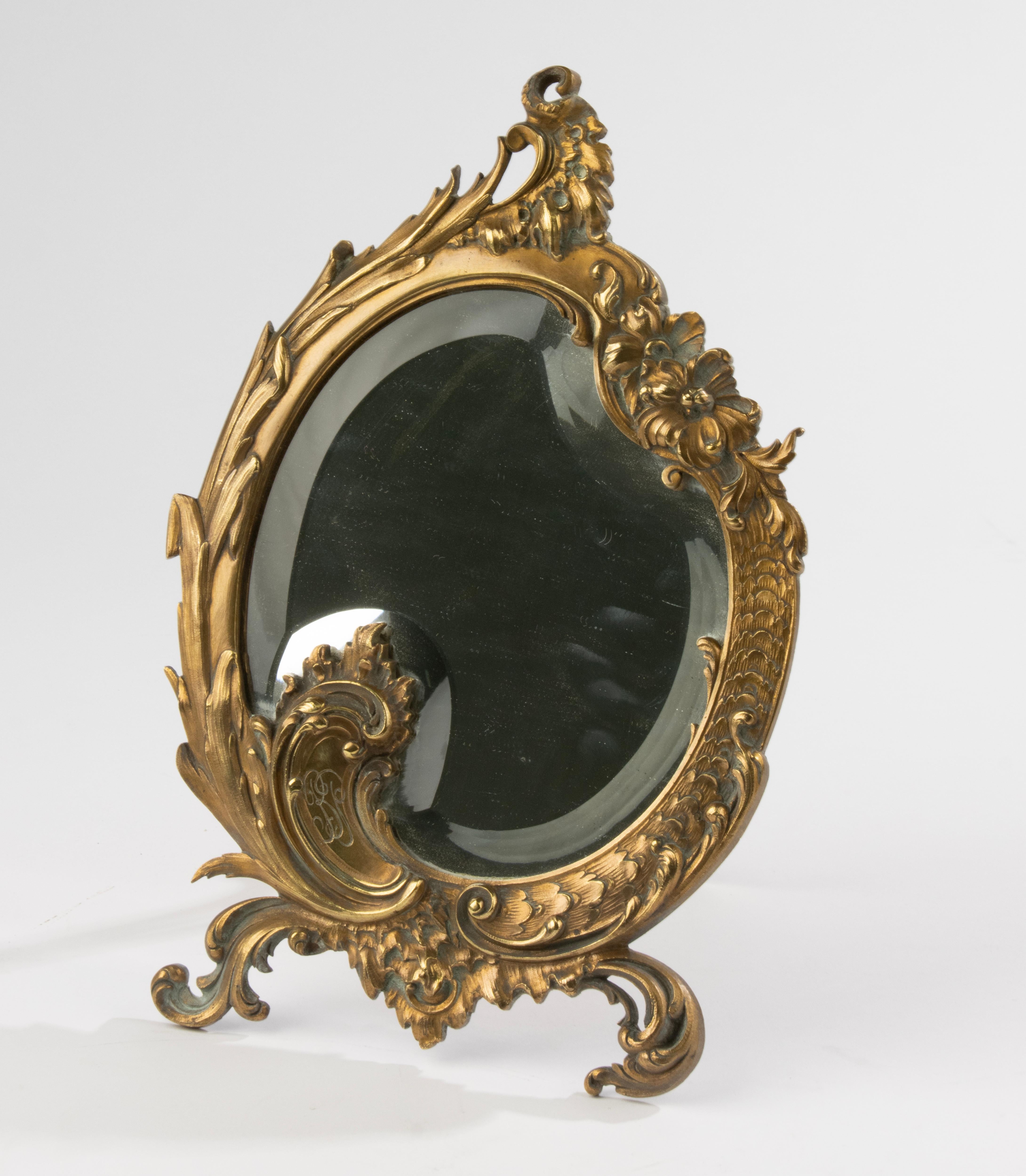 Français Miroir de table en laiton de la fin du XIXe siècle - style rococo en vente