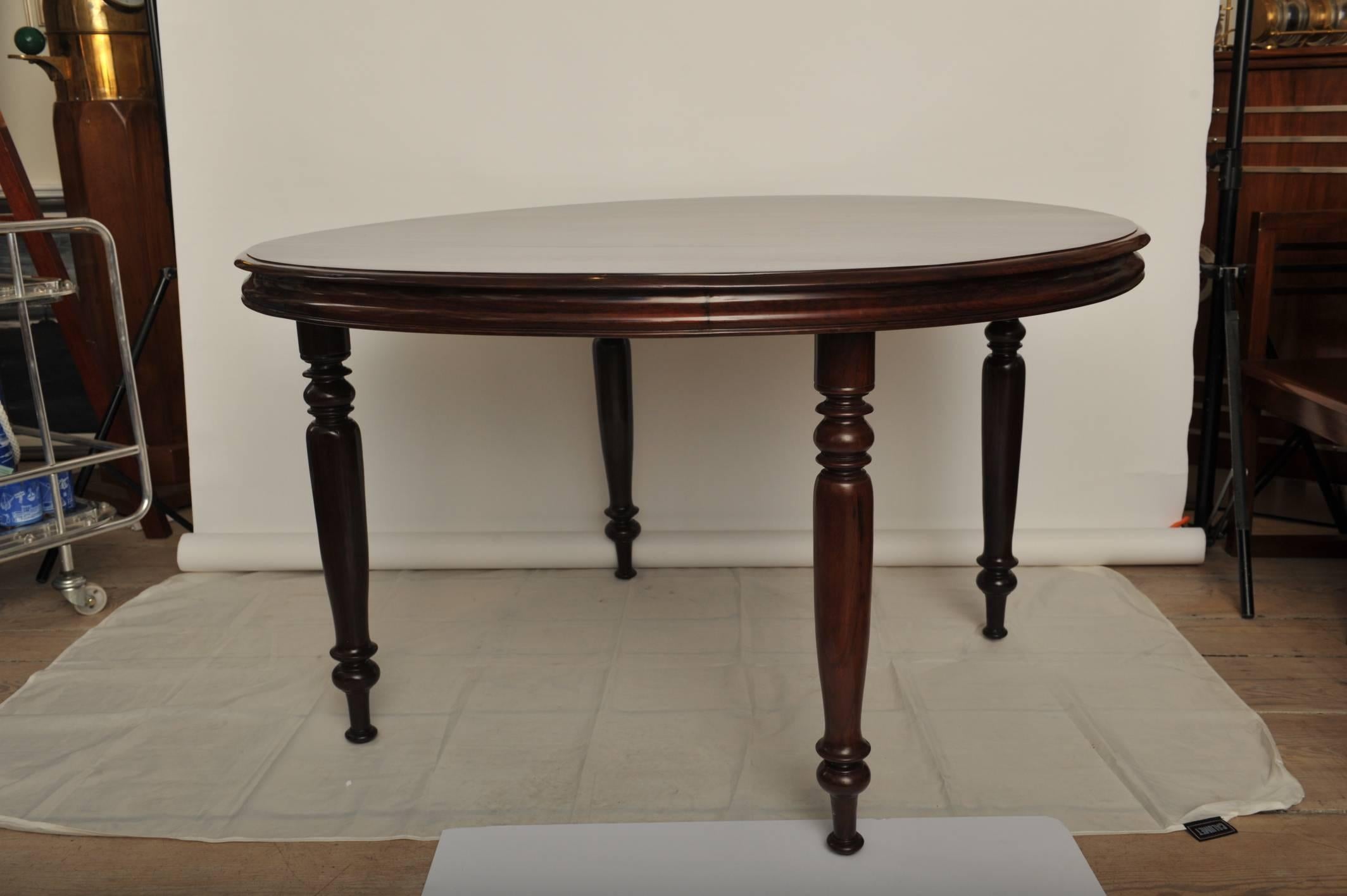 round dining table with 4 legs