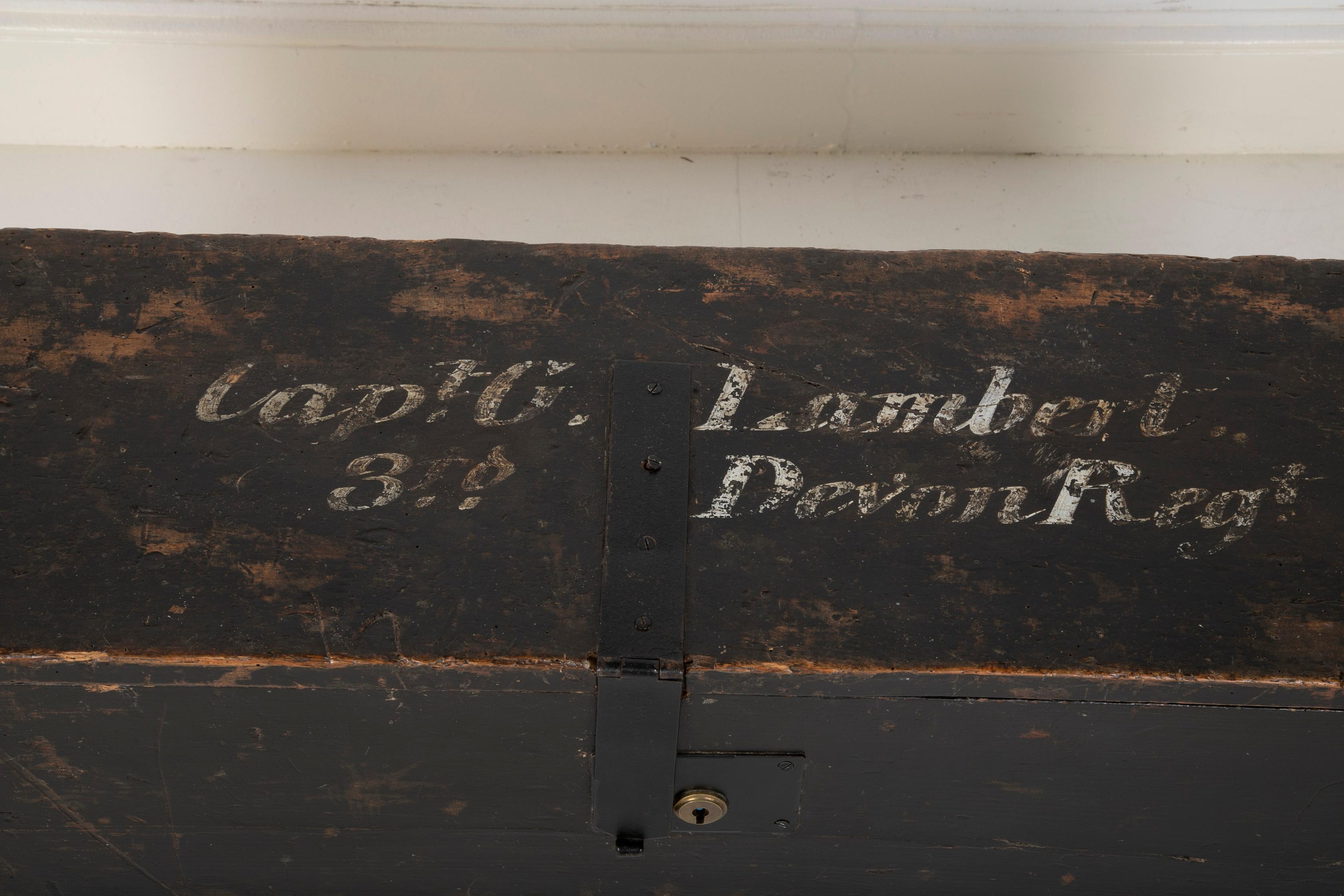 Britisches Kampagnenbett eines Offiziers des späten des 19. Jahrhunderts mit Original-Aufbewahrungskommode im Zustand „Gut“ im Angebot in Stamford, CT