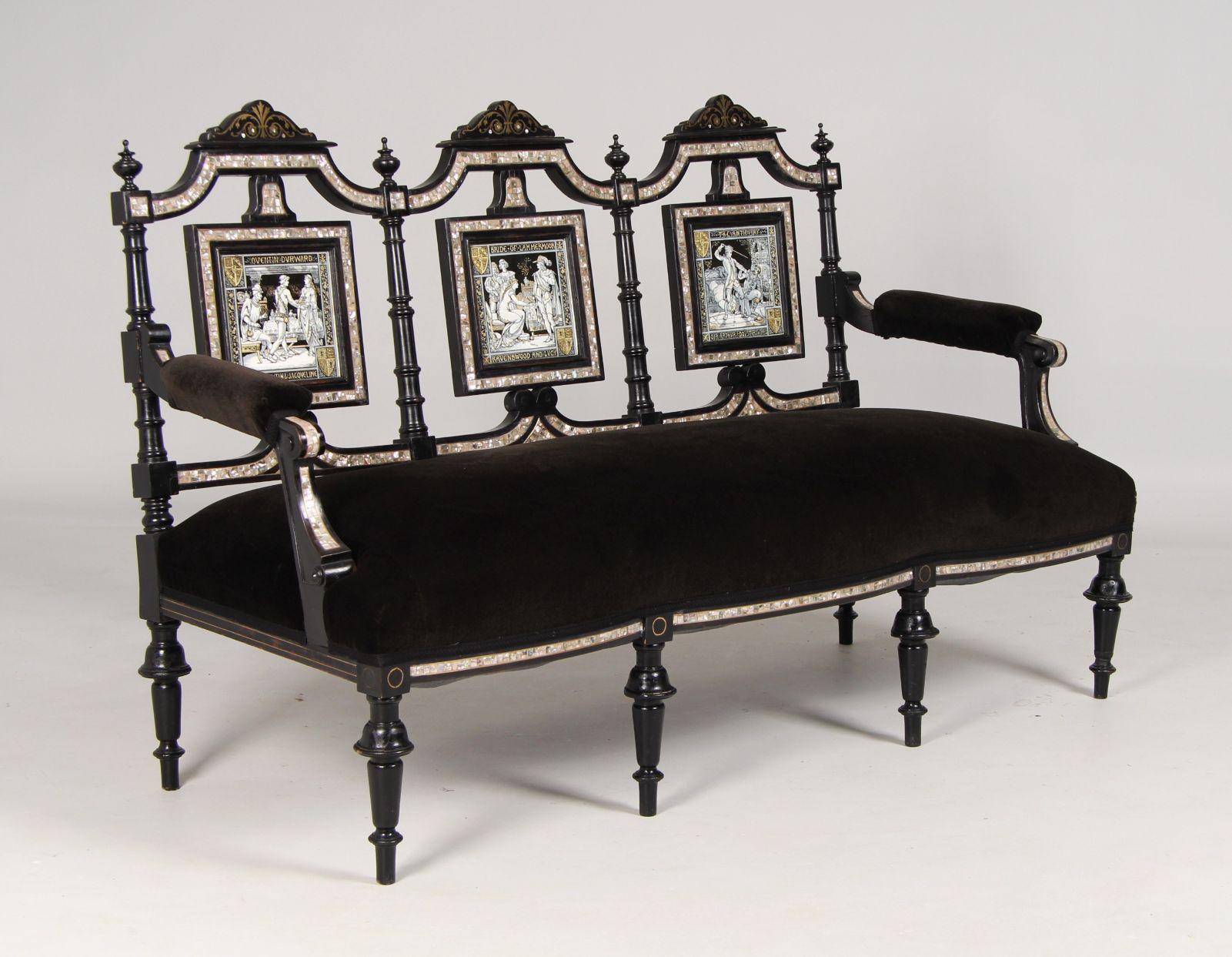 Panca per divano con piastrelle di John Moyr Smiths

Inghilterra
Legno ebanizzato, madreperla, ottone, piastrelle in ceramica
1875 circa

Dimensioni: H. H. × L. × P.: 99 × 157 × 70 cm, altezza della seduta: 45 cm.

Descrizione:
Questa panca a tre