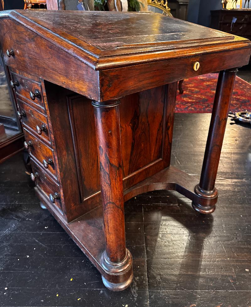 Neogotico Scrivania Davenport vittoriana in noce e palissandro della fine del XIX secolo in vendita