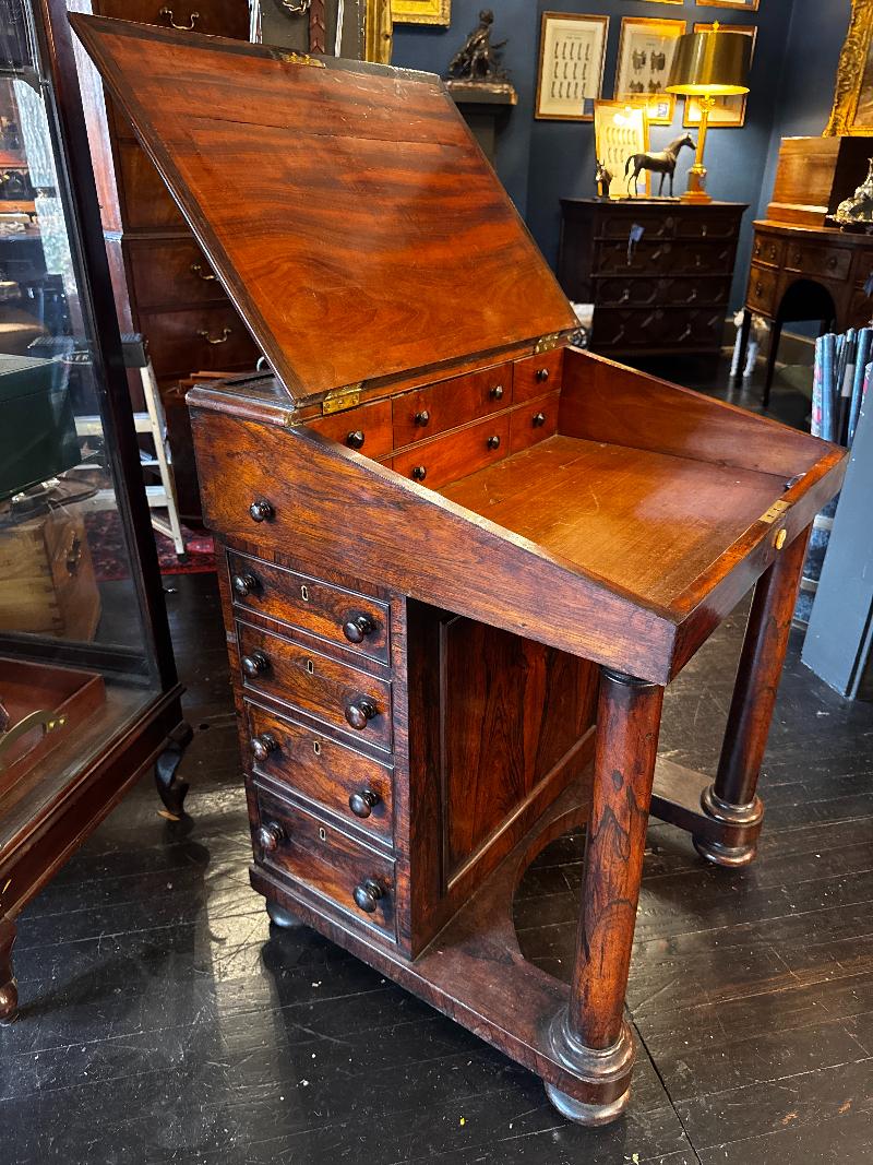 Inglese Scrivania Davenport vittoriana in noce e palissandro della fine del XIX secolo in vendita