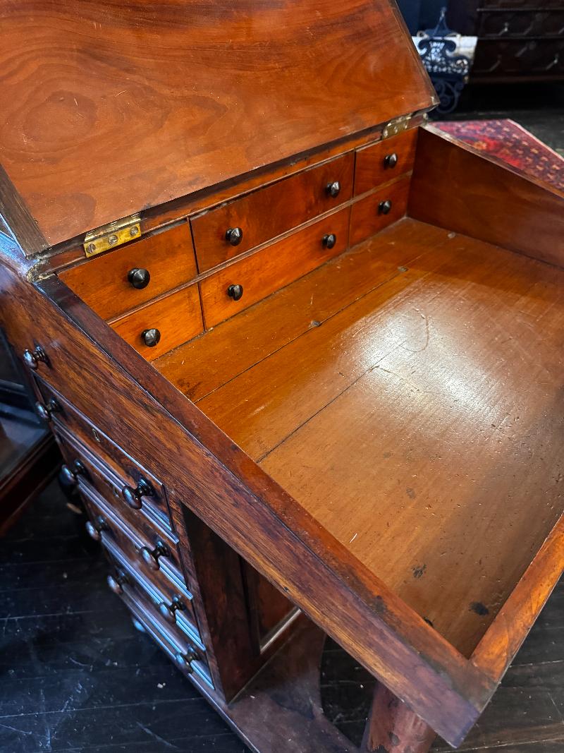 Scrivania Davenport vittoriana in noce e palissandro della fine del XIX secolo In condizioni buone in vendita a Middleburg, VA