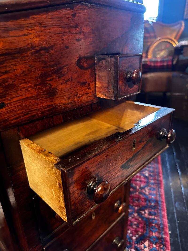 Scrivania Davenport vittoriana in noce e palissandro della fine del XIX secolo in vendita 1