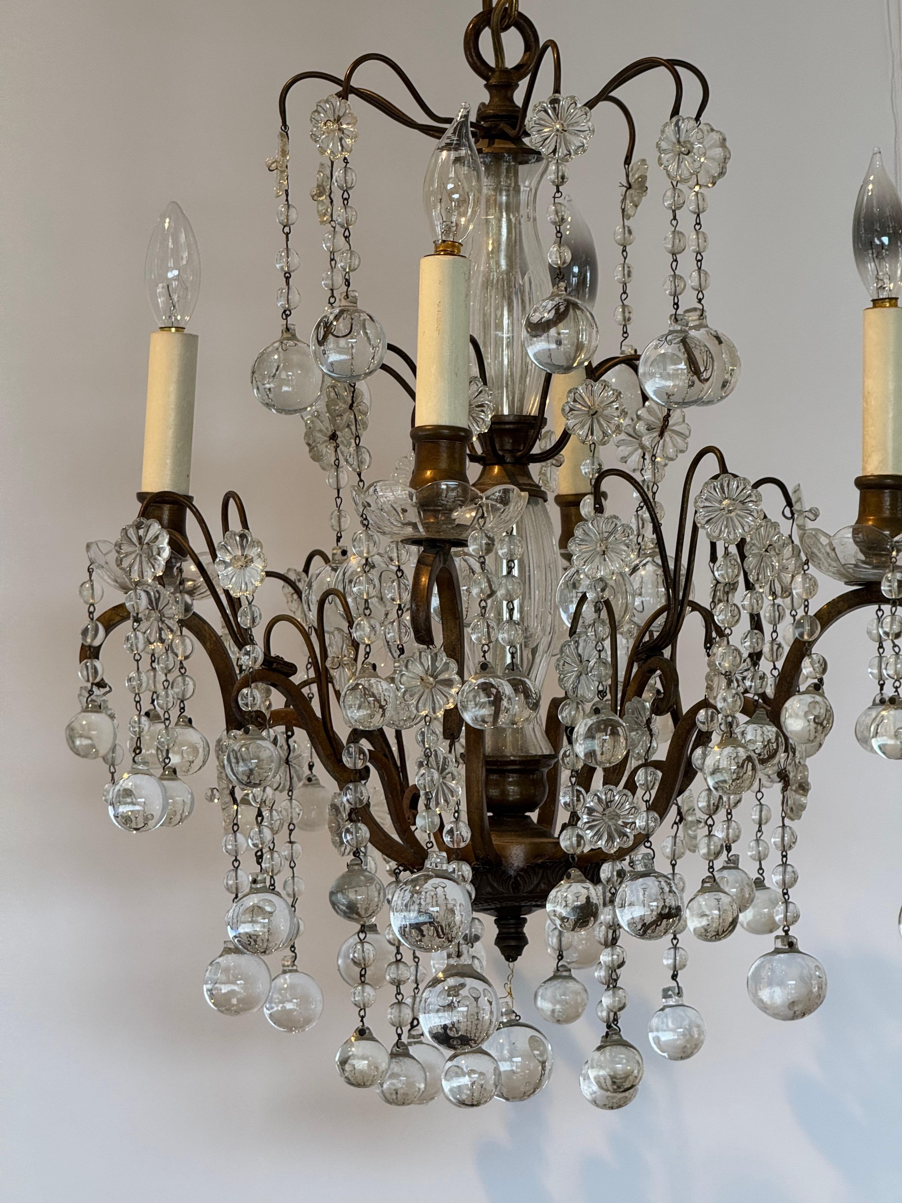Francese Lampadario in bronzo e cristallo della fine del XIX secolo con prismi a cascata in vendita