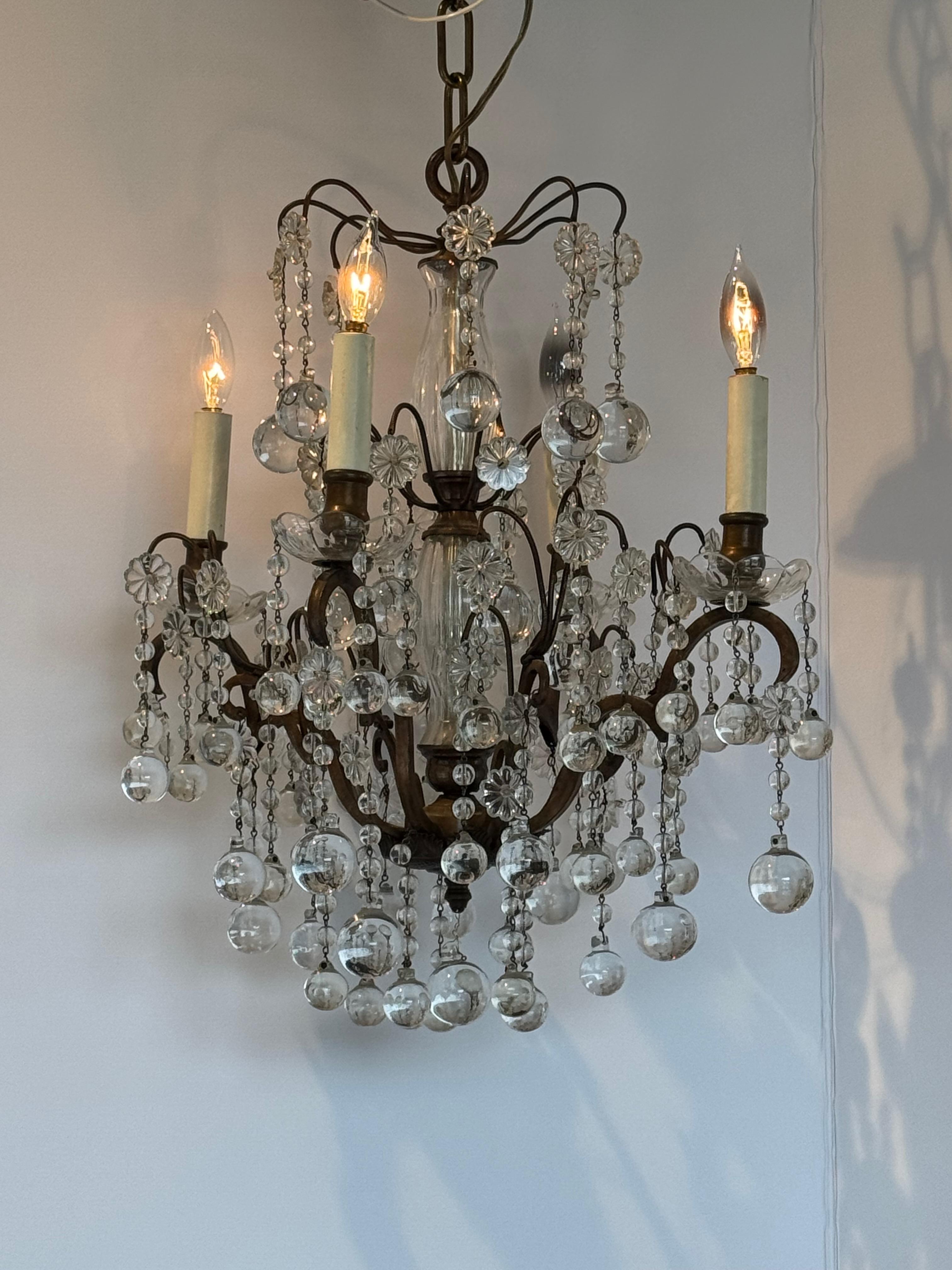 Lampadario in bronzo e cristallo della fine del XIX secolo con prismi a cascata In condizioni buone in vendita a Charlottesville, VA