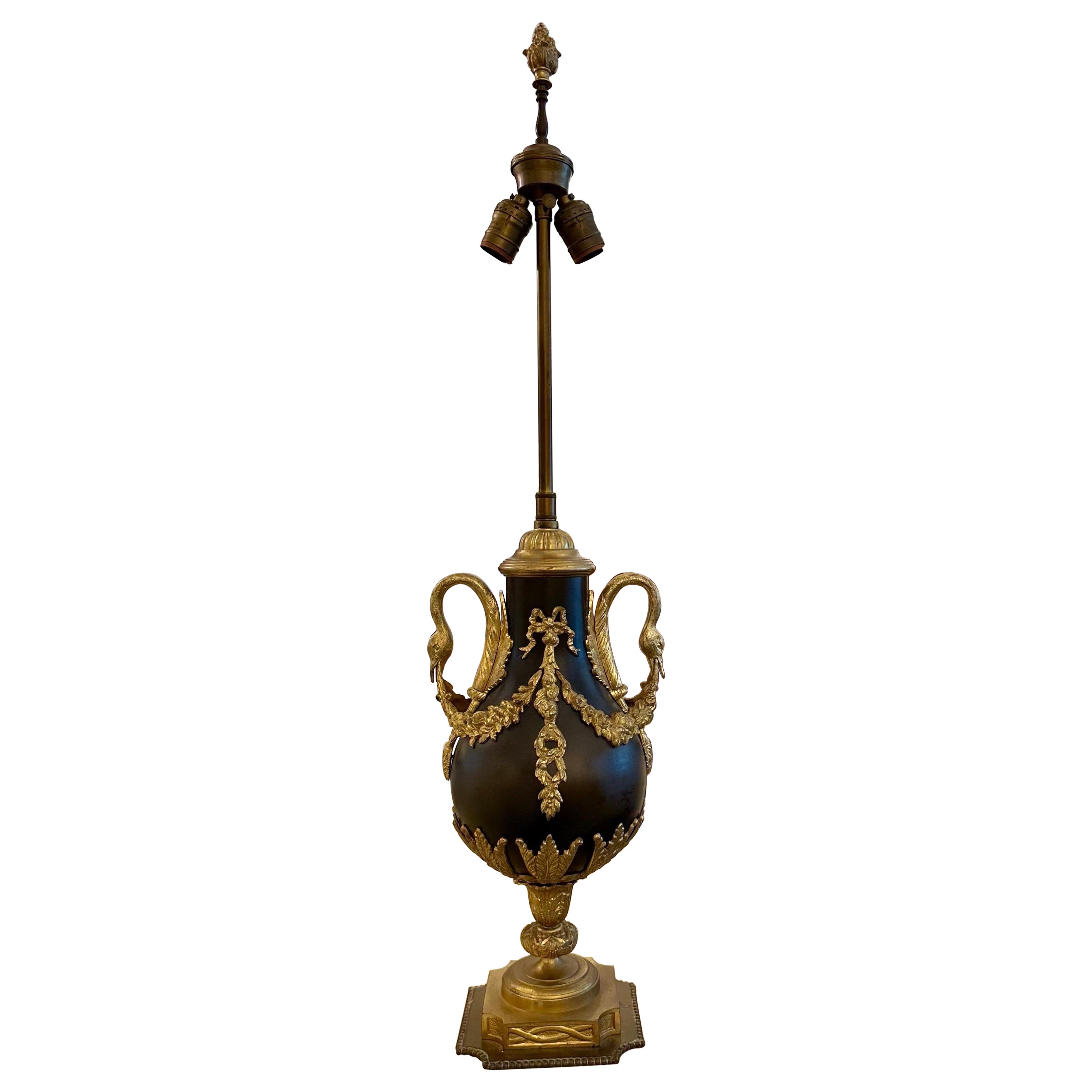 Fin du 19e siècle Urne en bronze et métal doré électrifiée comme une lampe
